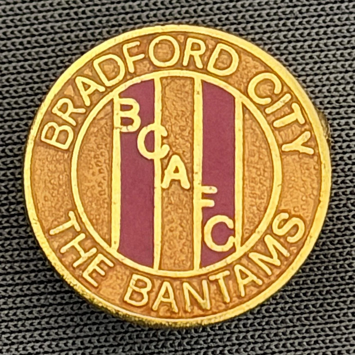 Reference Number: BCBCFC016
Size: D 15.2 mm
Pin Type: Brooch Pin
Plating: Gold
Value: £8
Manufacturer: Unknown
Comments: Bradford City, BCAFC, The Bantams, Amber, Claret & Amber Version