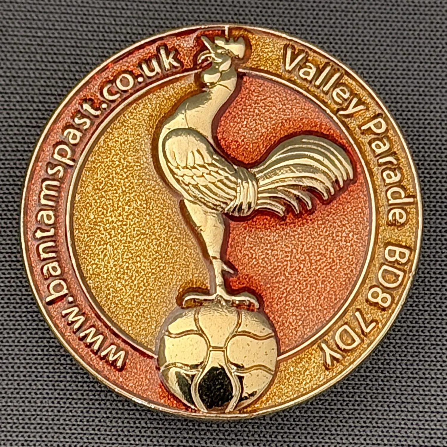 Reference Number: BCBAN012
Size: D 27.9 mm
Pin Type: Brooch Pin
Plating: Gold
Value: £8
Manufacturer: Paraders
Comments: Claret & Amber Bantam Crest