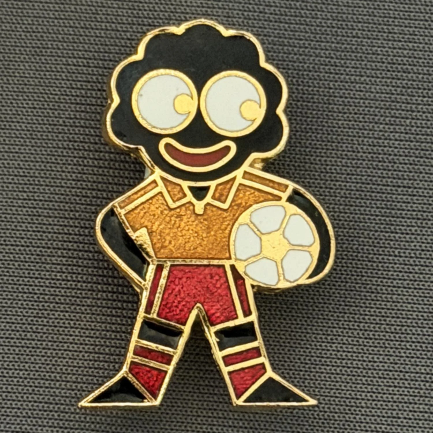Reference Number: BCCTN043
Size: H 30.4 mm x W 18.7 mm
Pin Type: Brooch Pin
Plating: Gold
Value: £8
Manufacturer: Lapels
Comments: Amber & Claret Kit Golly
