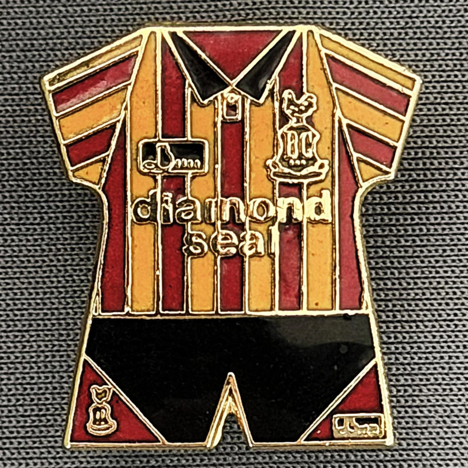 Reference Number: BCKIT010
Size: H 21.9 mm x W 19.6 mm
Pin Type: Brooch Pin
Plating: Gold
Value: £6
Manufacturer: Unknown
Comments: 1994/95 Kit