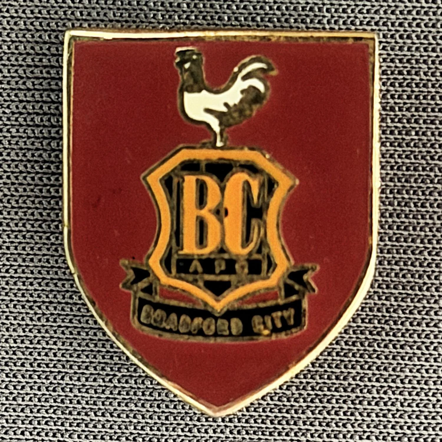 Reference Number: BCC&L022
Size: H 19 mm x W 15.6 mm
Pin Type: Brooch Pin
Plating: Gold
Value: £6
Manufacturer: Unknown
Comments: Claret City Logo Shield