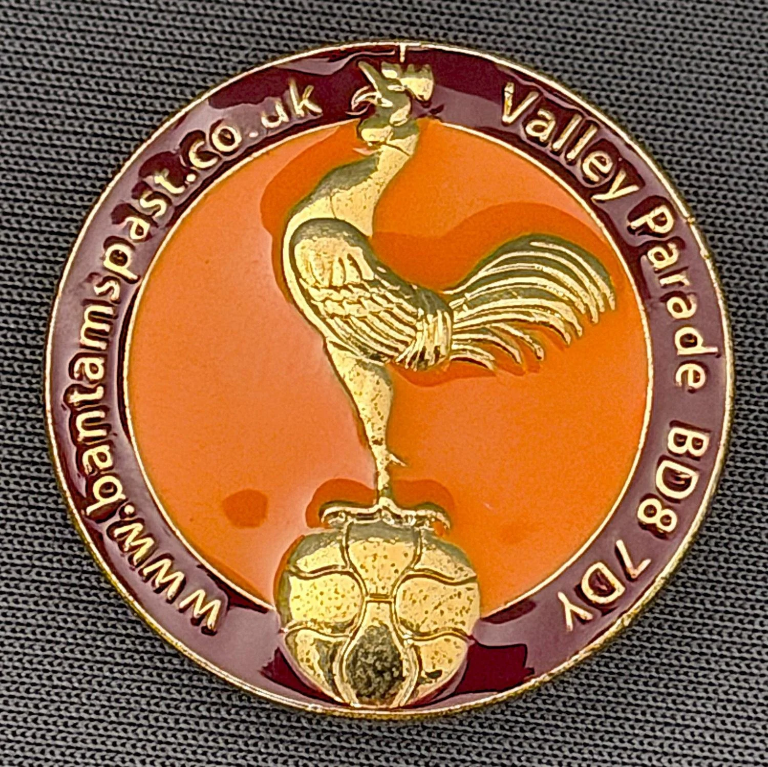 Reference Number: BCBAN016
Size: D 27.9 mm
Pin Type: Brooch Pin
Plating: Gold
Value: £8
Manufacturer: Paraders
Comments: Claret & Orange Bantam Crest