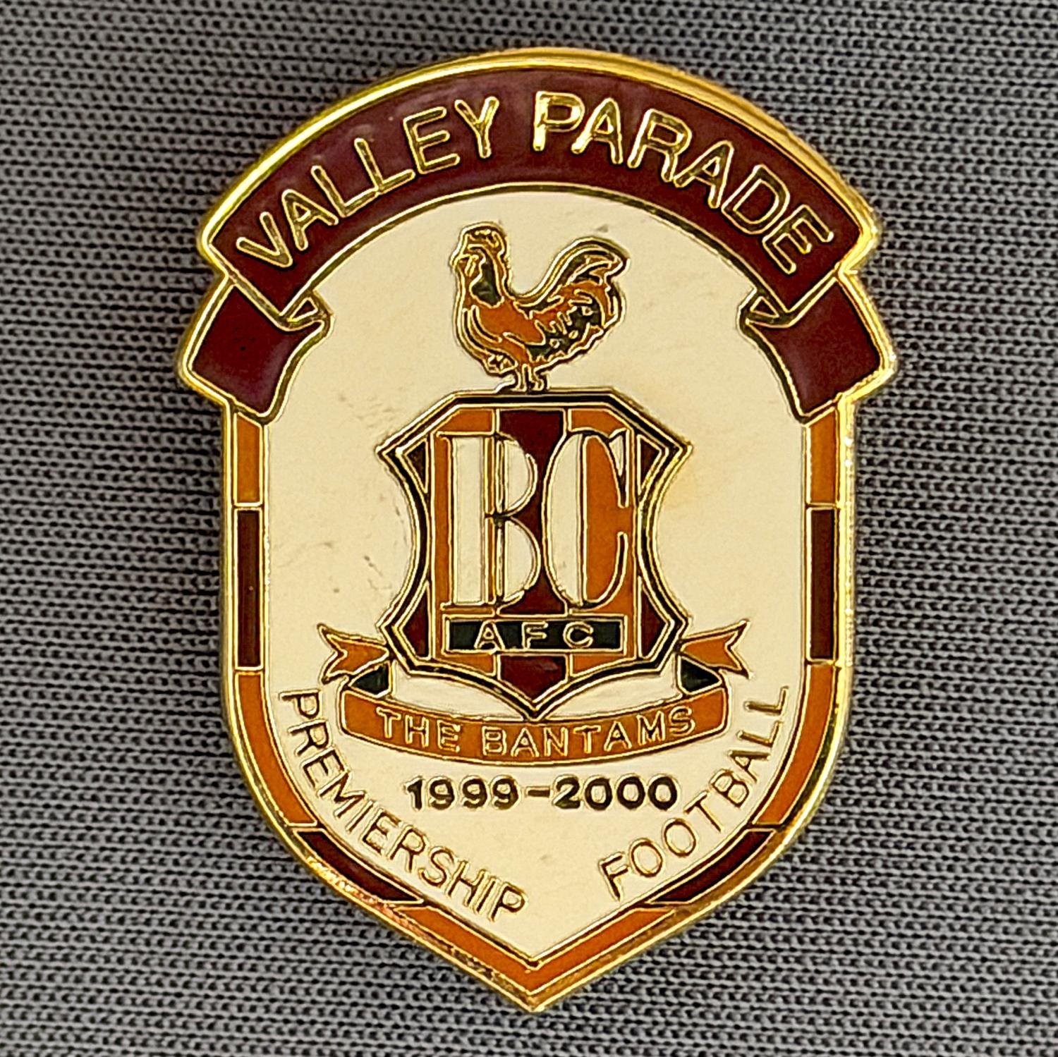 Reference Number: BCEVE007
Size: H 28.5 mm x W 21.4 mm
Pin Type: Brooch Pin
Plating: Gold
Value: £10
Manufacturer: Unknown
Comments: 1990-2000 Premiership Football