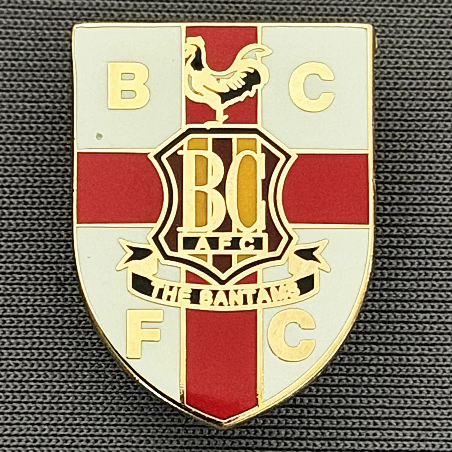 Reference Number: BCFLA051
Size: H 22.3 mm x W 16.4 mm
Pin Type: Brooch Pin
Plating: Gold
Value: £6
Manufacturer: Unknown
Comments: Red St. George's Cross Shield, City Crest