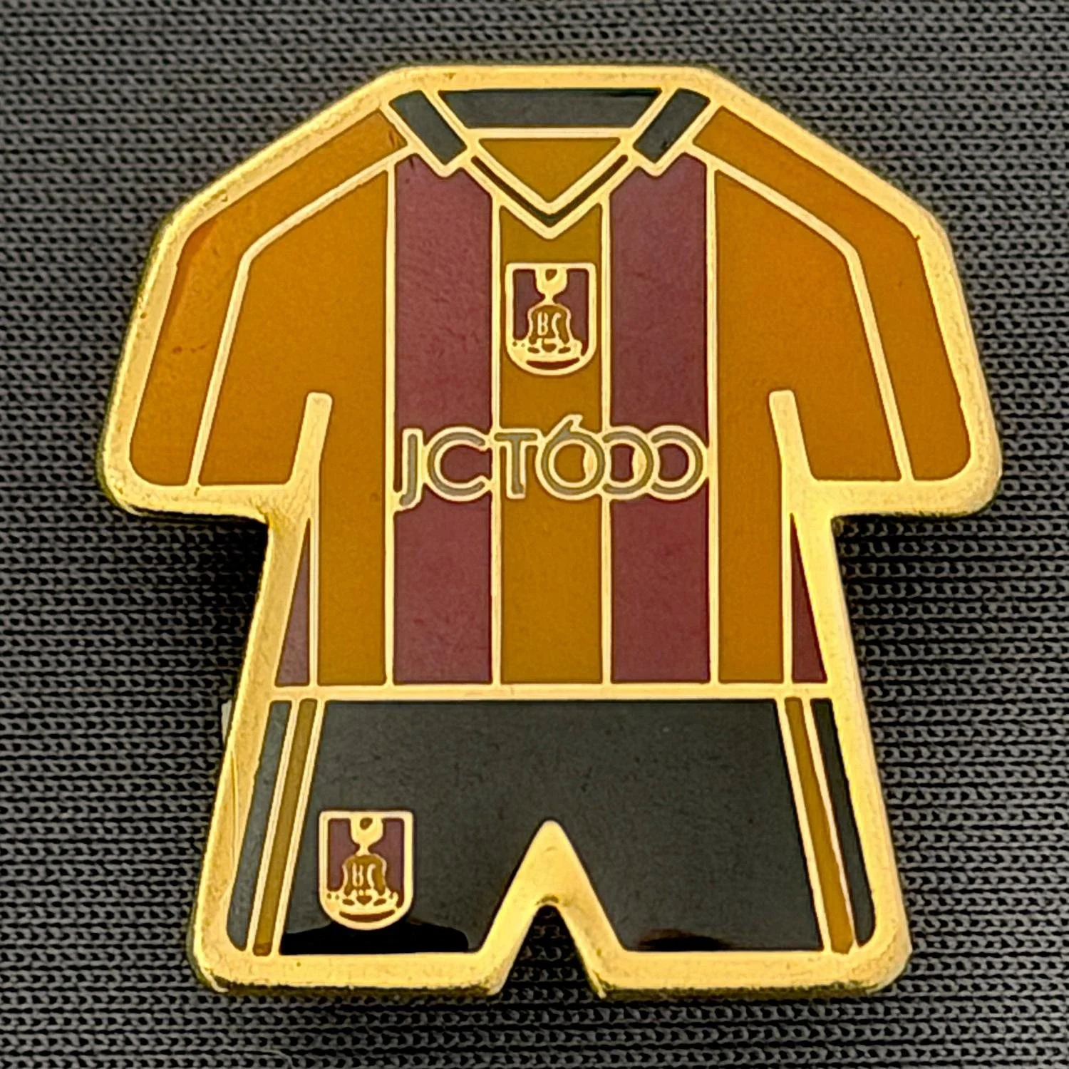 Reference Number: BCKIT020
Size: H 25 mm x W 23.6 mm
Pin Type: Metal Clutch
Plating: Gold
Value: £5
Manufacturer: Unknown
Comments: 2001/02 Home Kit