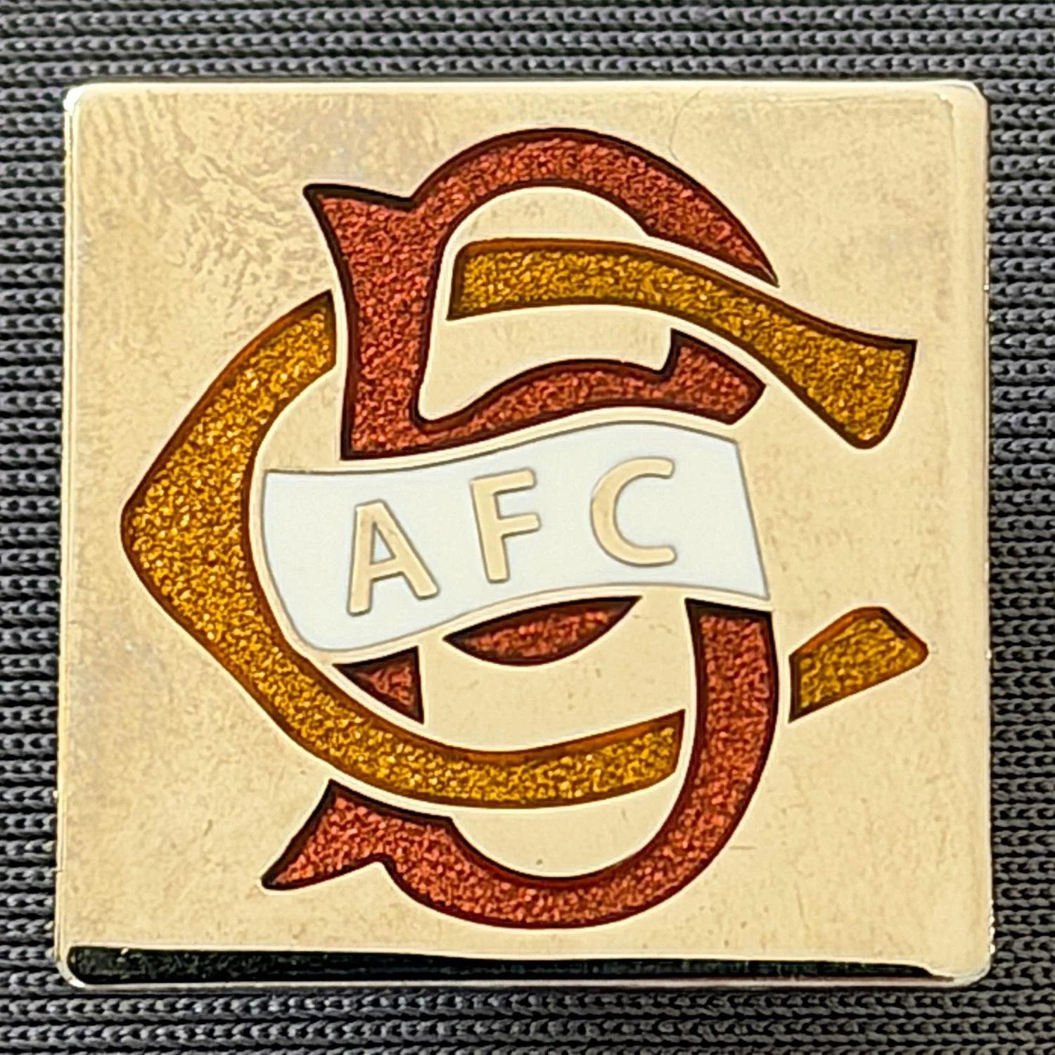 Reference Number: BCC&L058
Size: H 20.1 mm x 20.1 mm
Pin Type: Brooch Pin
Plating: Silver
Value: £8
Manufacturer: Paraders
Comments: BCAFC Ayrton Scroll Claret & Ambe,r Cloisonne