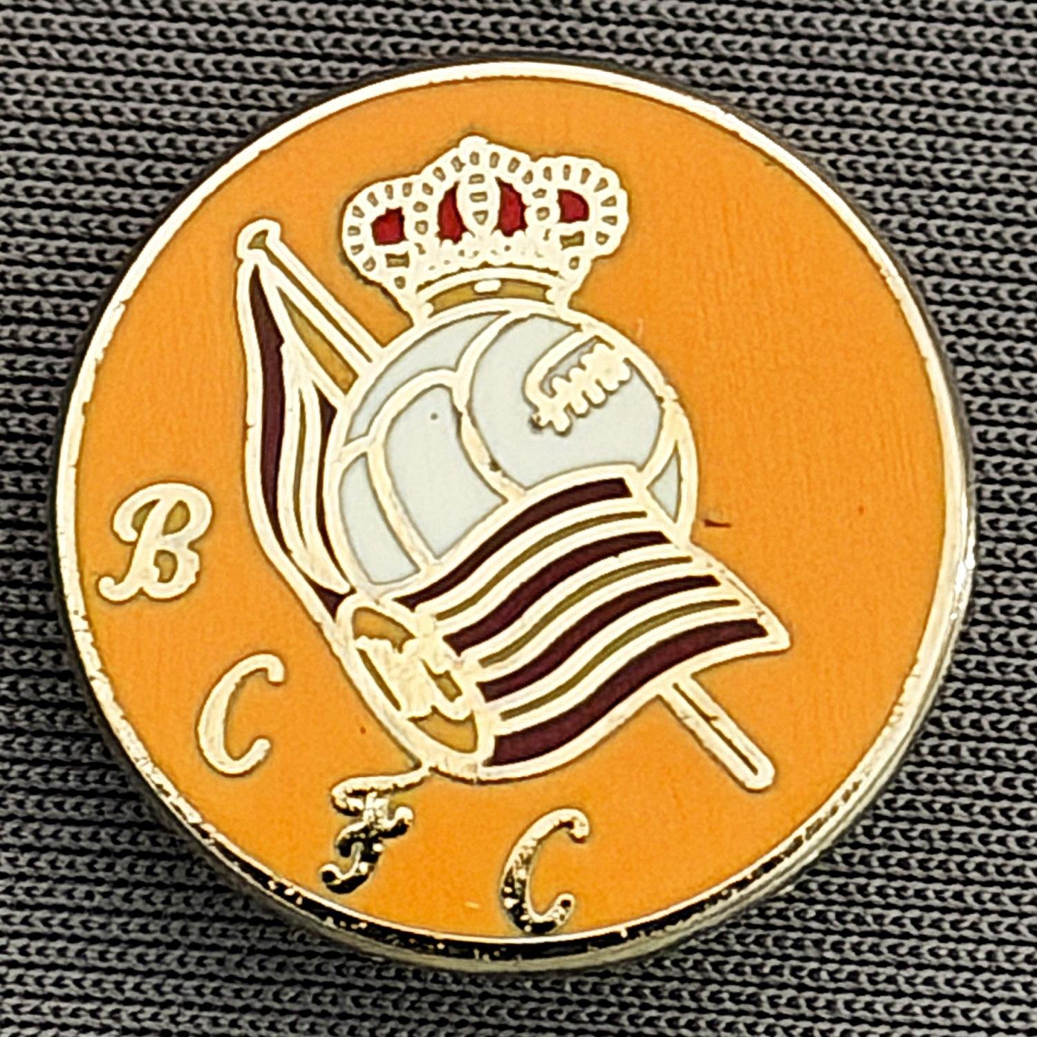 Reference Number: BCBCFC082
Size: D 18.9 mm
Pin Type: Brooch Pin
Plating: Silver
Value: £4
Manufacturer: Unknown
Comments: Amber BCFC Football & Crown