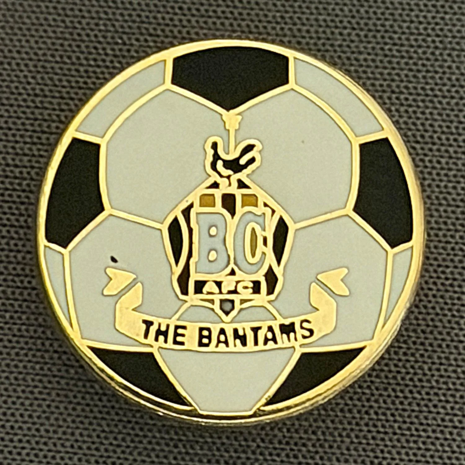 Reference Number: BCC&L114
Size: D 18.4 mm
Pin Type: Brooch Pin
Plating: Gold
Value: £6
Manufacturer: Unknown
Comments: Black & White Ball, City Crest