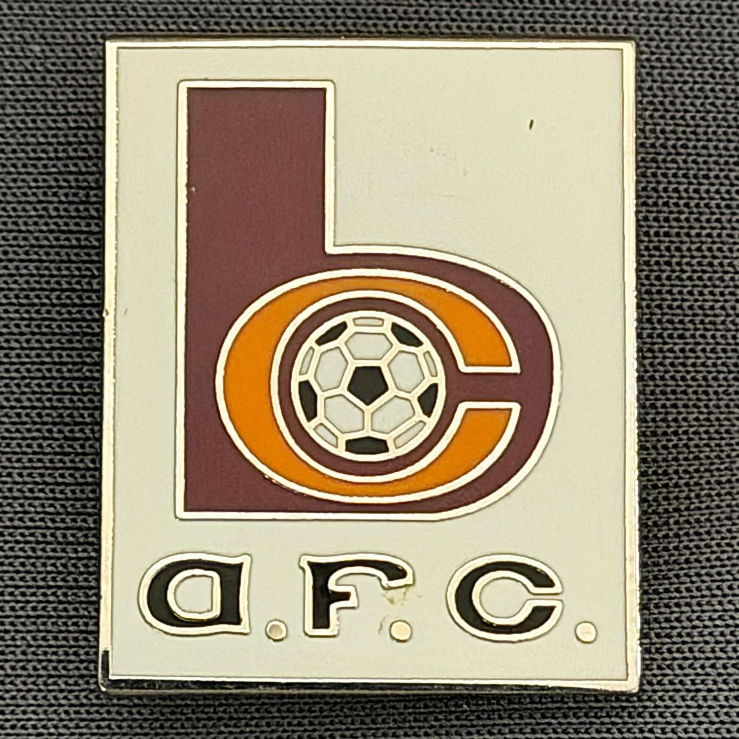 Reference Number: BCC&L147
Size: H 26 mm x 20.7 mm
Pin Type: Brooch Pin
Plating: Silver
Value: £6
Manufacturer: Unknown
Comments: Oblong White BC Logo