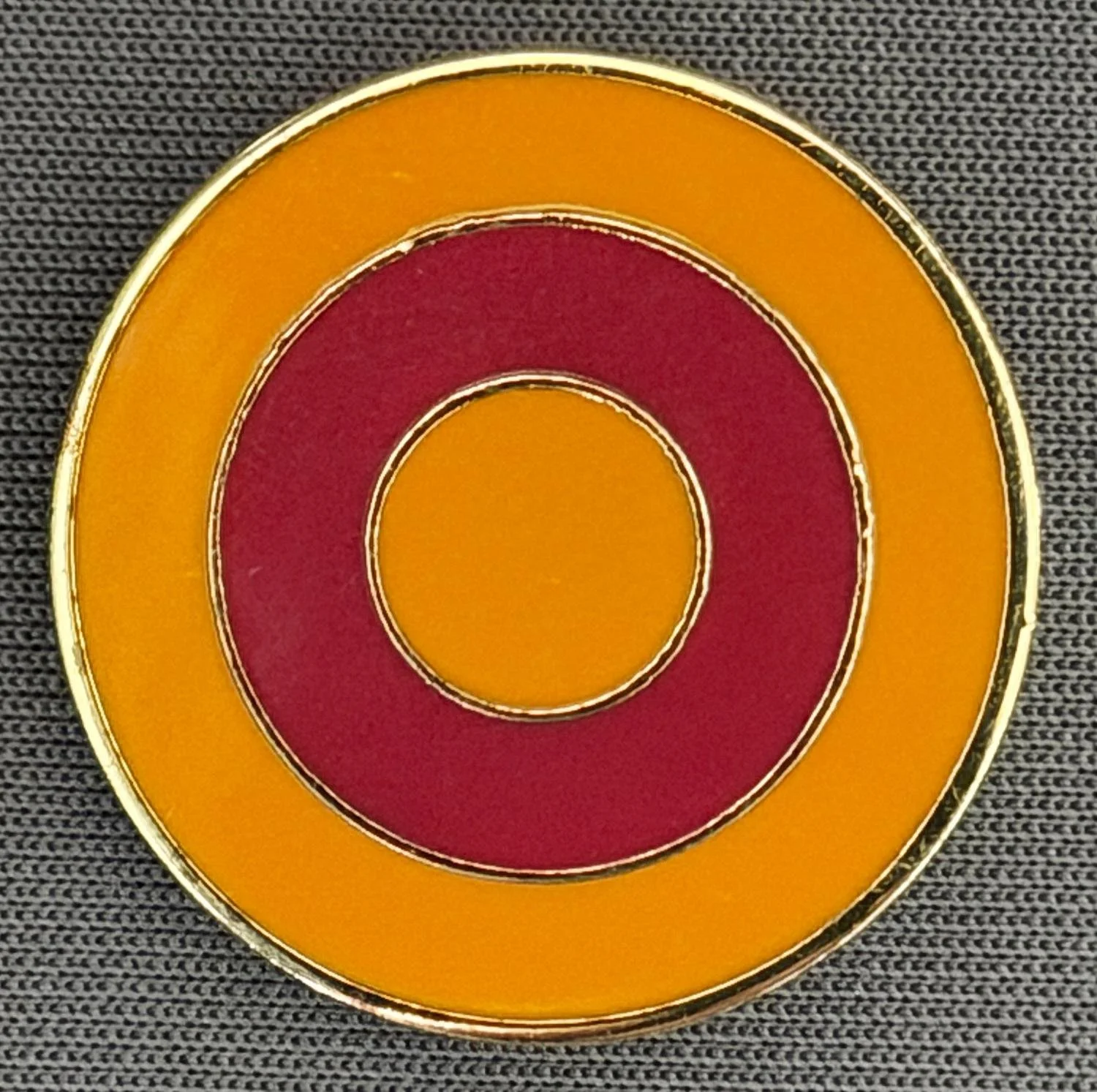 Reference Number: BCUN067
Size: D 25.1 mm
Pin Type: Metal Clutch
Plating: Gold
Value: £5
Manufacturer: Unknown
Comments: Claret & Amber Roundel