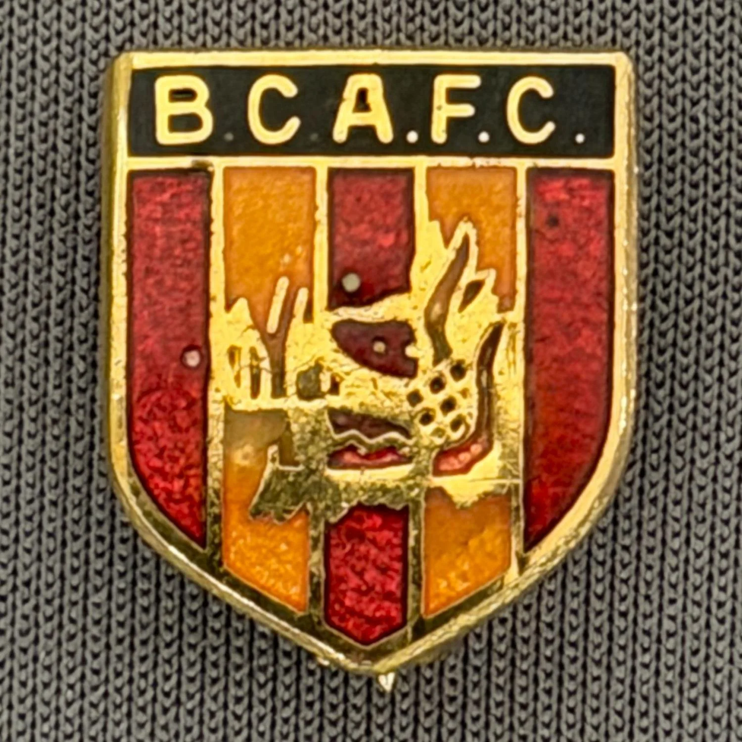 Reference Number: BCBOH018
Size: H 15.8 mm x W 13.2 mm
Pin Type: Brooch Pin
Plating: Gold
Value: £15
Manufacturer: Not Known
Comments: Boar's Head Shield Claret & Amber Black Top
