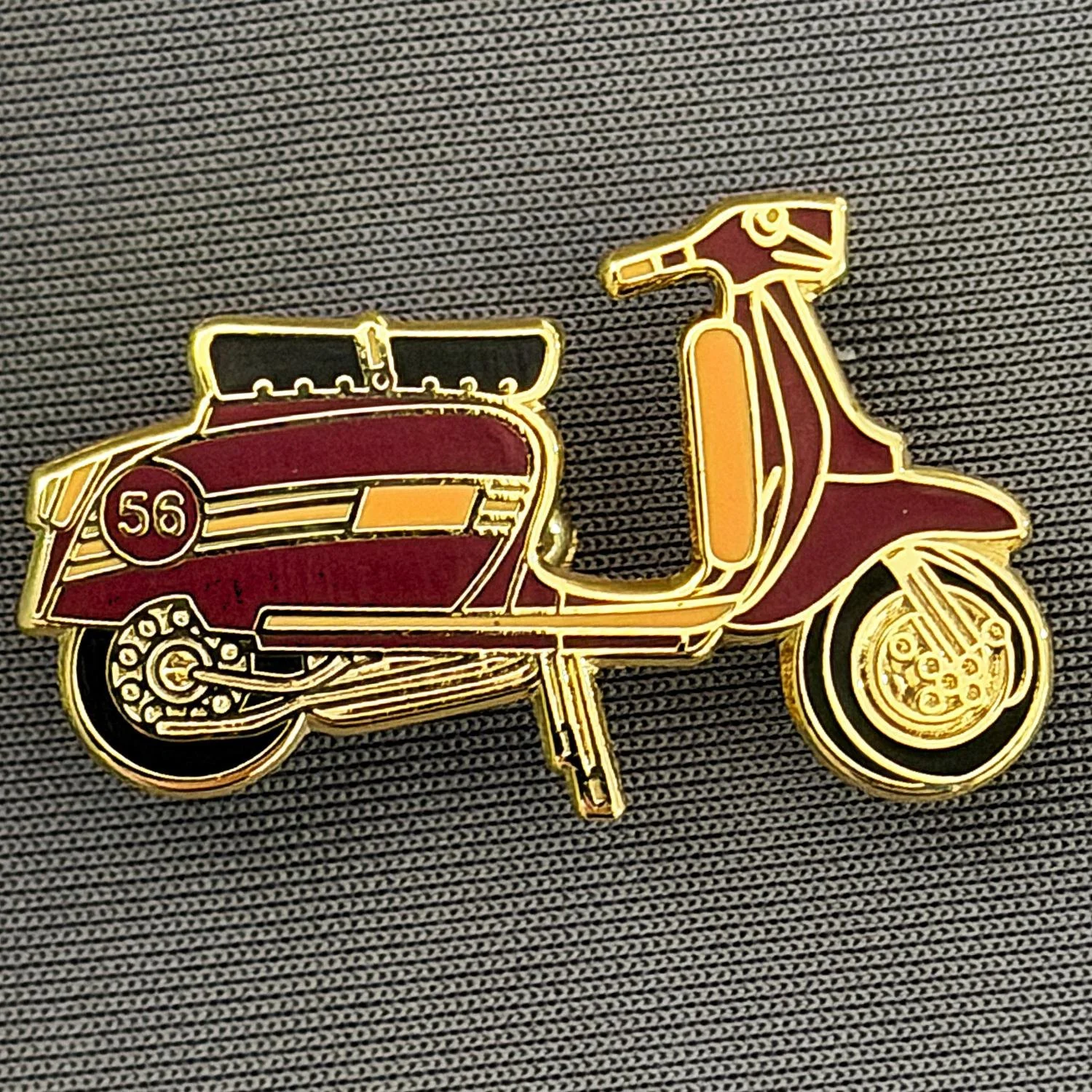 Reference Number: BCUN041
Size: H 20 mm x W 33 mm
Pin Type: Brooch Pin
Plating: Gold
Value: £6
Manufacturer: Unknown
Comments: Claret & Amber Scooter 56, Large Version