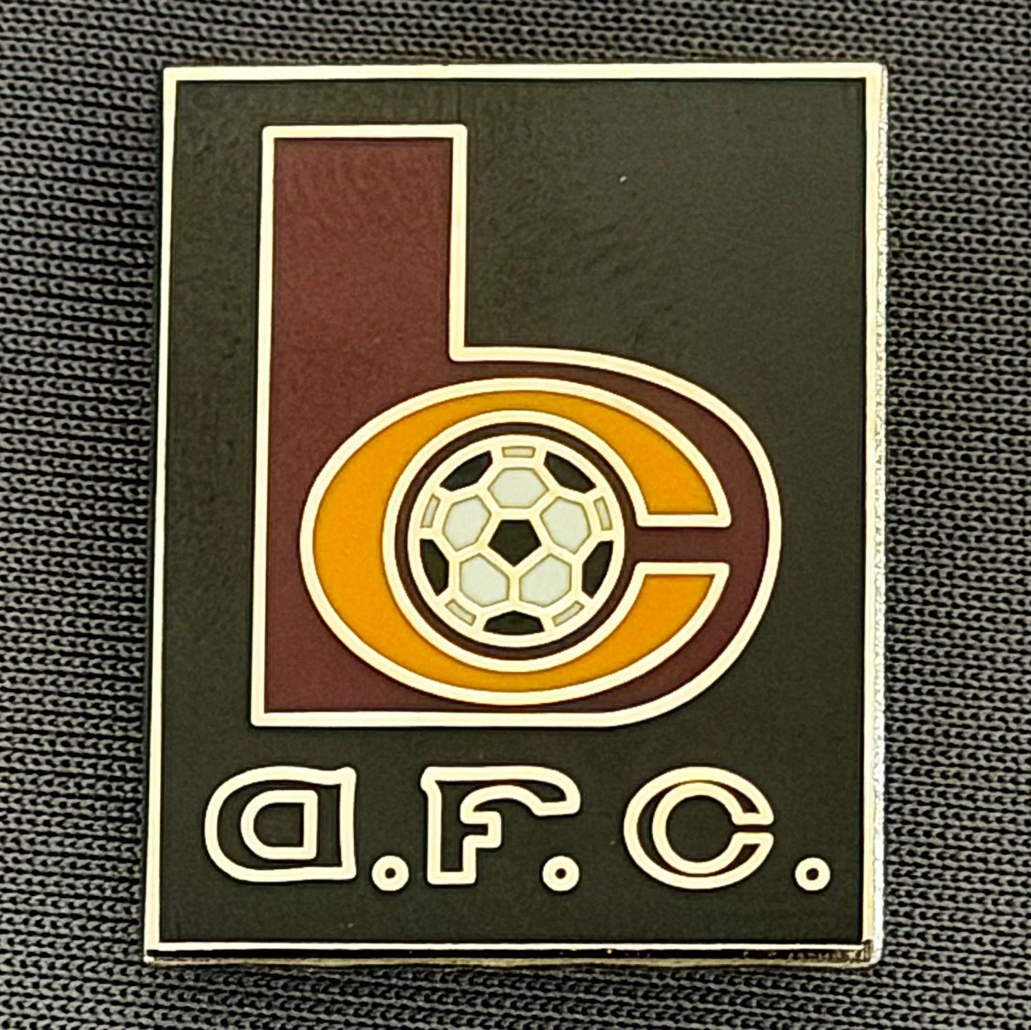 Reference Number: BCC&L146
Size: H 26 mm x 20.7 mm
Pin Type: Brooch Pin
Plating: Silver
Value: £6
Manufacturer: Unknown
Comments: Oblong Black BC Logo