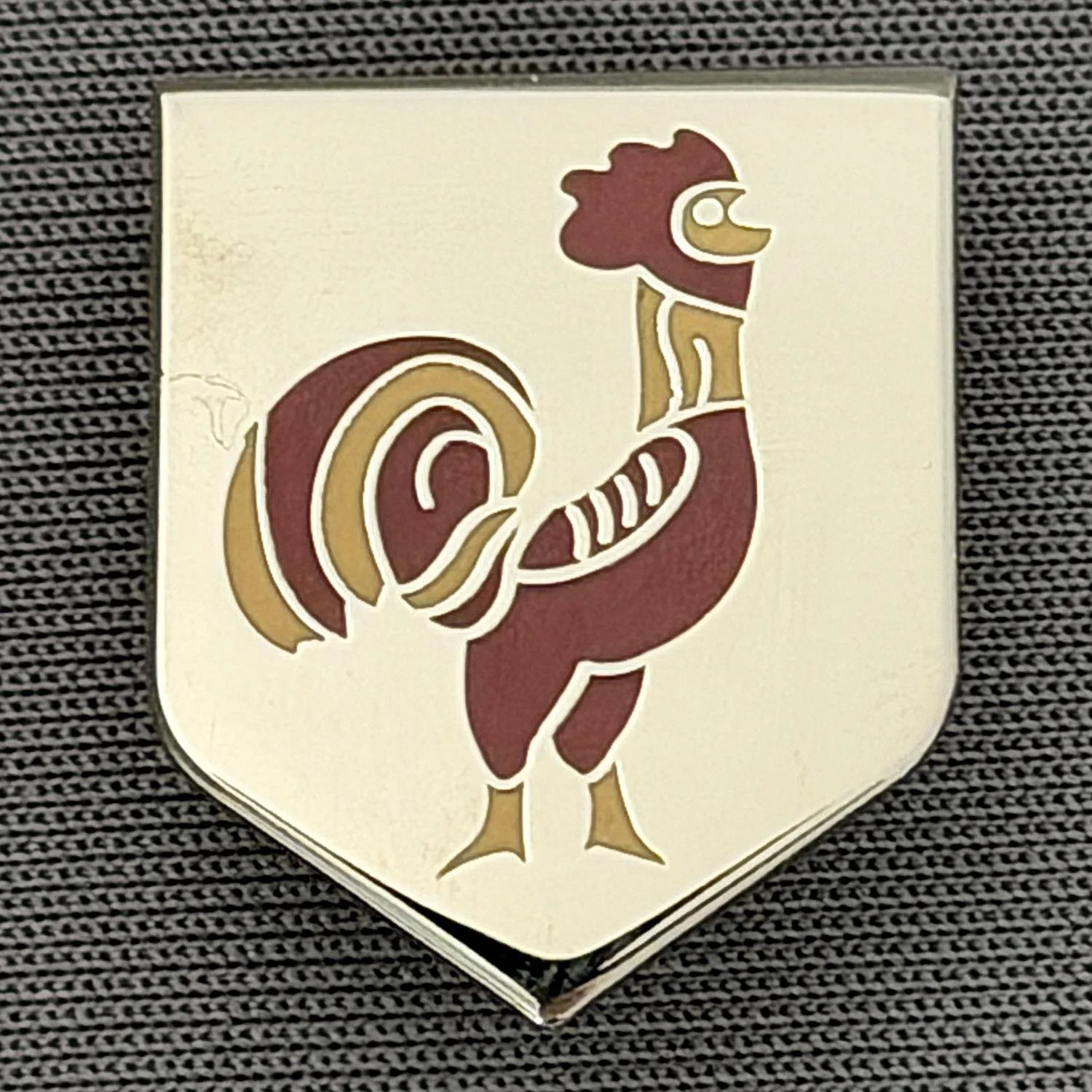 Reference Number: BCBAN032
Size: H 20.3 mm x W 17 mm
Pin Type: Brooch Pin
Plating: Silver
Value: £8
Manufacturer: Paraders
Comments: Claret & Amber, Bantam Ball Shield