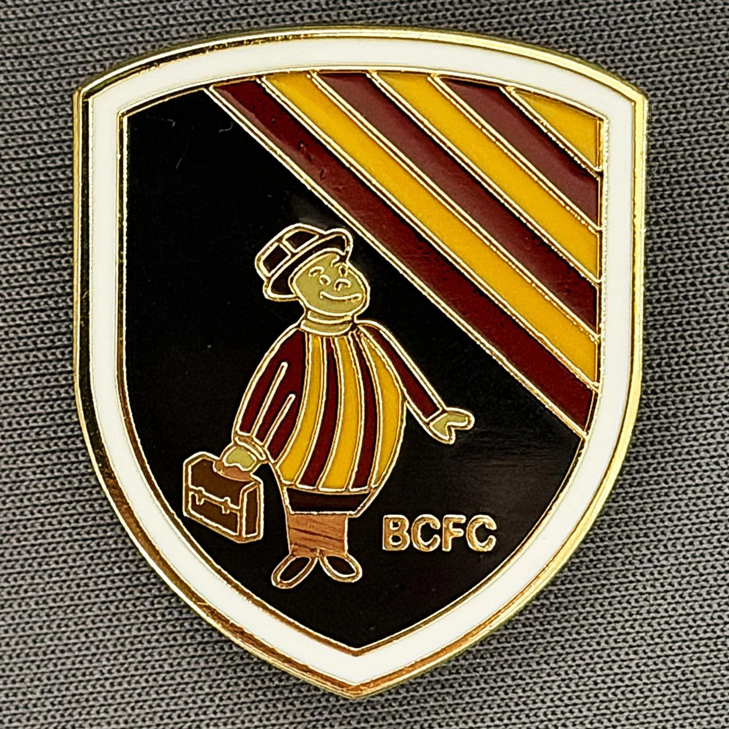 Reference Number: BCGEN114
Size: H 30.5 mm x W 25.7 mm
Pin Type: Brooch Pin
Plating: Gold
Value: £6
Manufacturer: Unknown
Comments: City Gent Shield, Black, Larger Format 