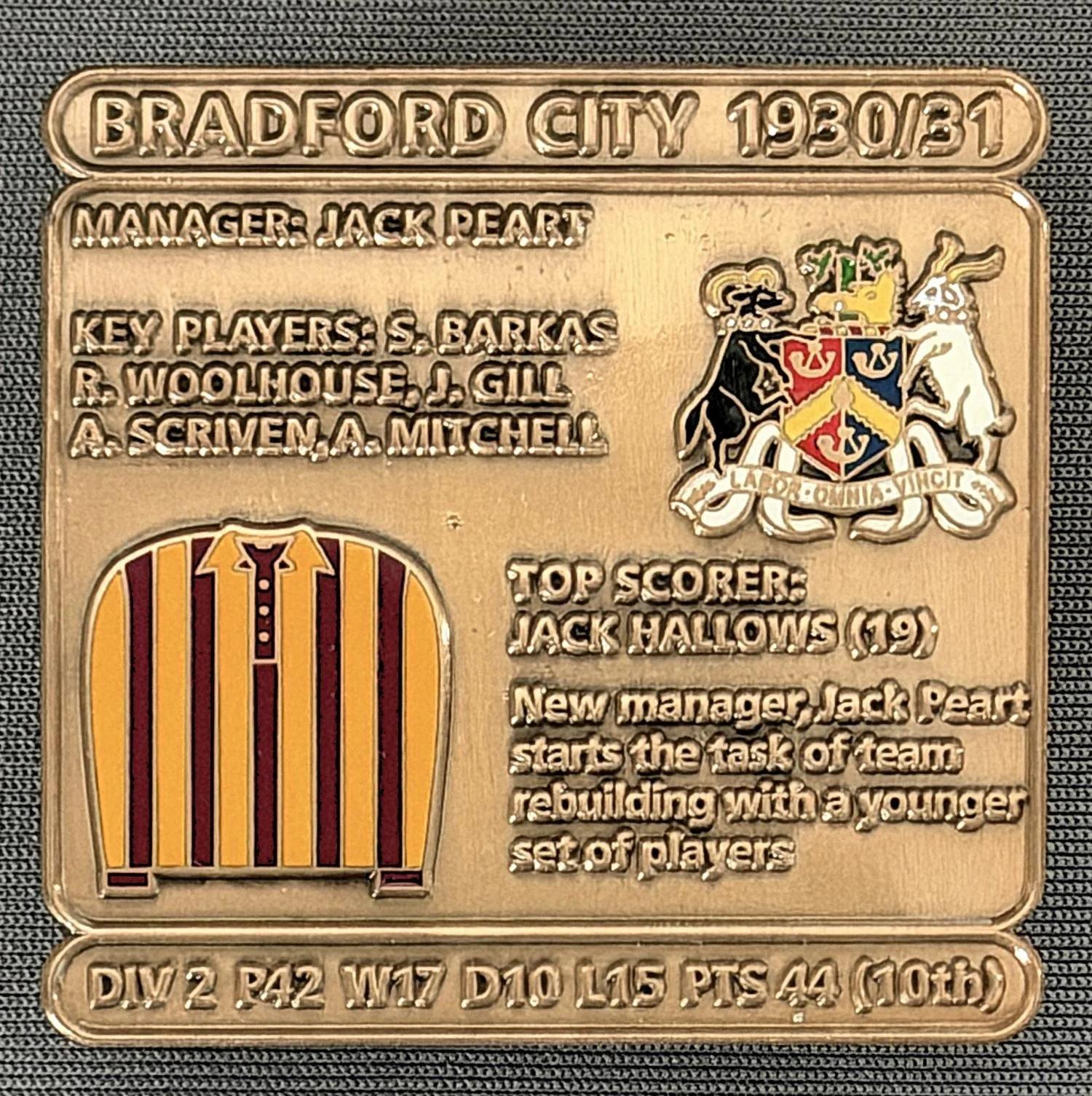 Reference Number: BCDEC057
Size: H 41.1 mm x W 42 mm
Pin Type: Double Metal Clutch
Plating: Antique Gold
Value: £8
Manufacturer: Historic Sports Badges Ltd
Comments: 1930/31 Season