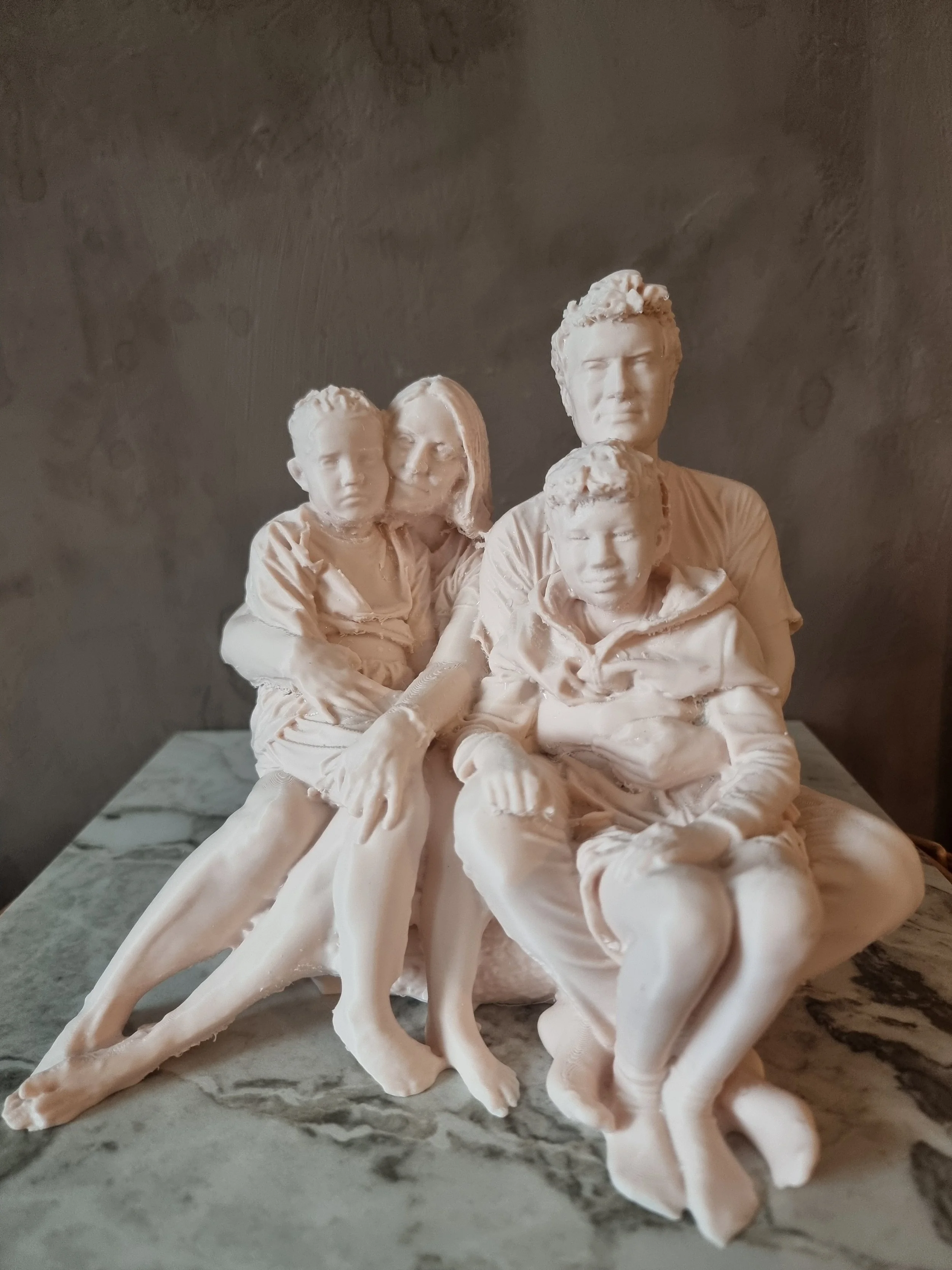 Familie - i ønskede positurer - parskulpturer, eller kjæresteskulptur av en til den andre, bryllupskakefigurer, bestemor og/eller bestefar, konfirmant, eller bare en skulptur av barnet eller ungdommens sin fra en tid man på en måte ønsker å holde fas