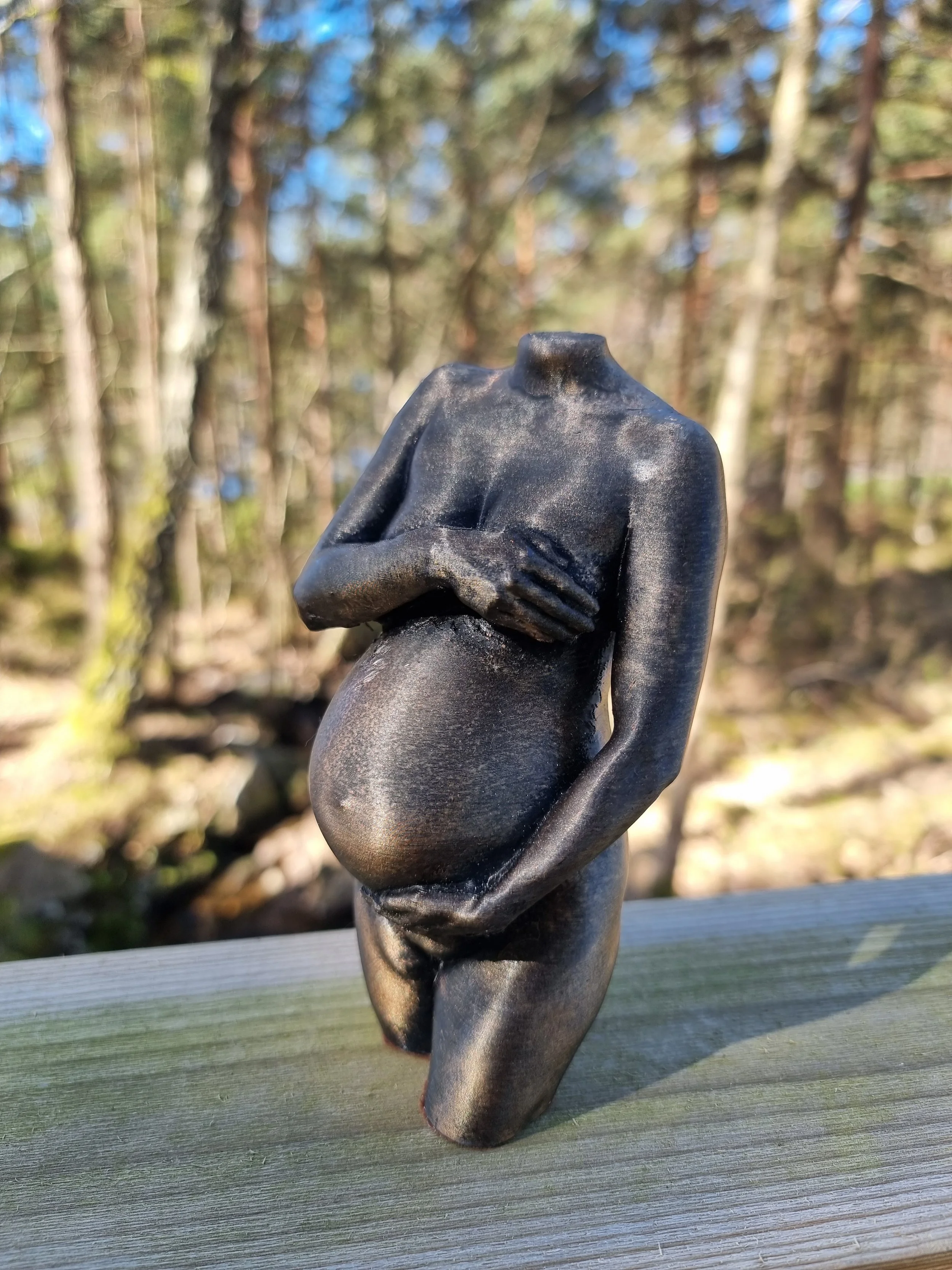 Personlig gravidskulptur i bronsefarget utførelse. Bronseutførelse kan fås i ulike nyanser og fra blank til mattere
