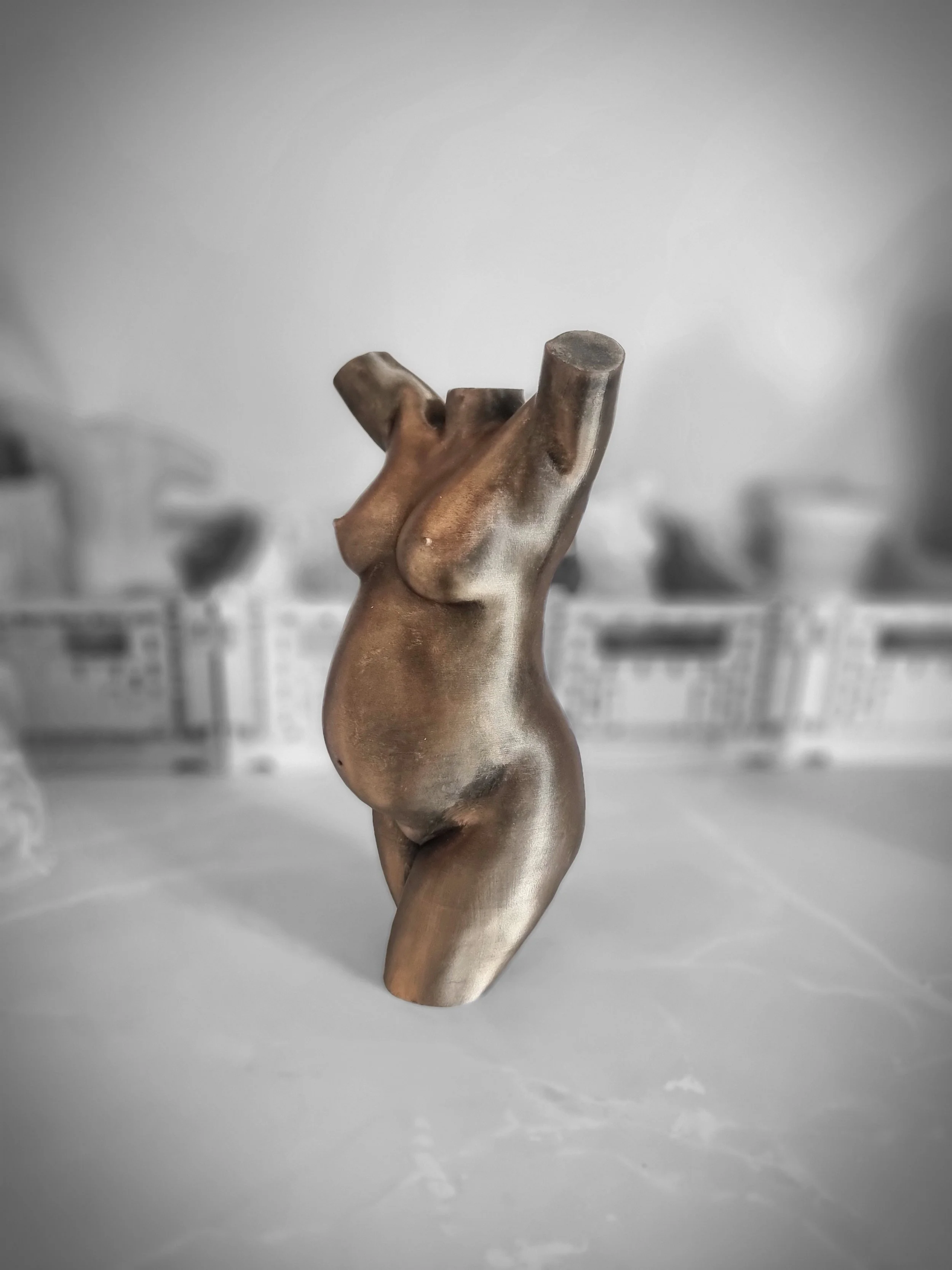 Håndmalt gravidskulptur i metallisk bronsefinish av Sculpt