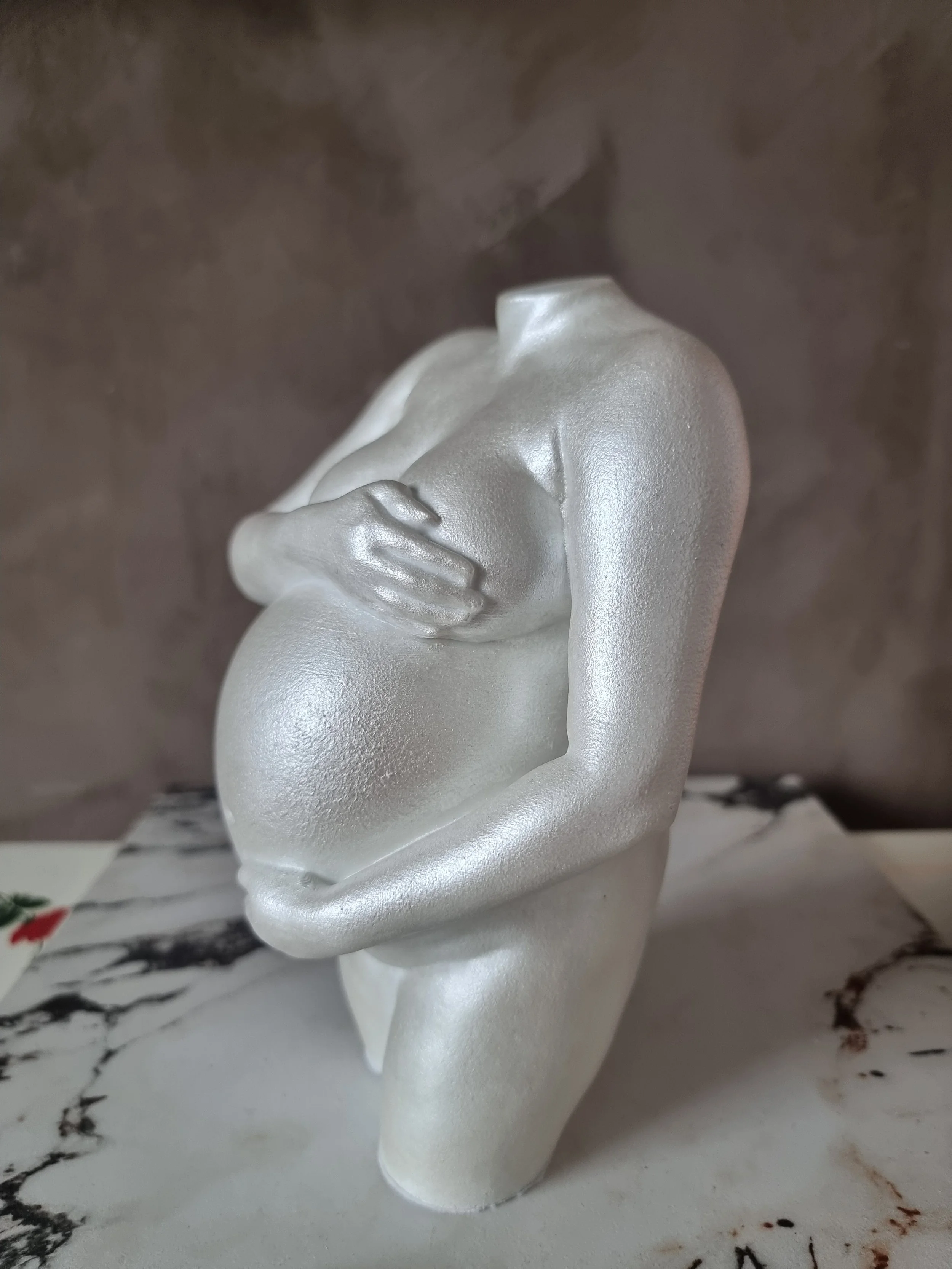 Gravidskulptur i perleutførelse av Sculpt