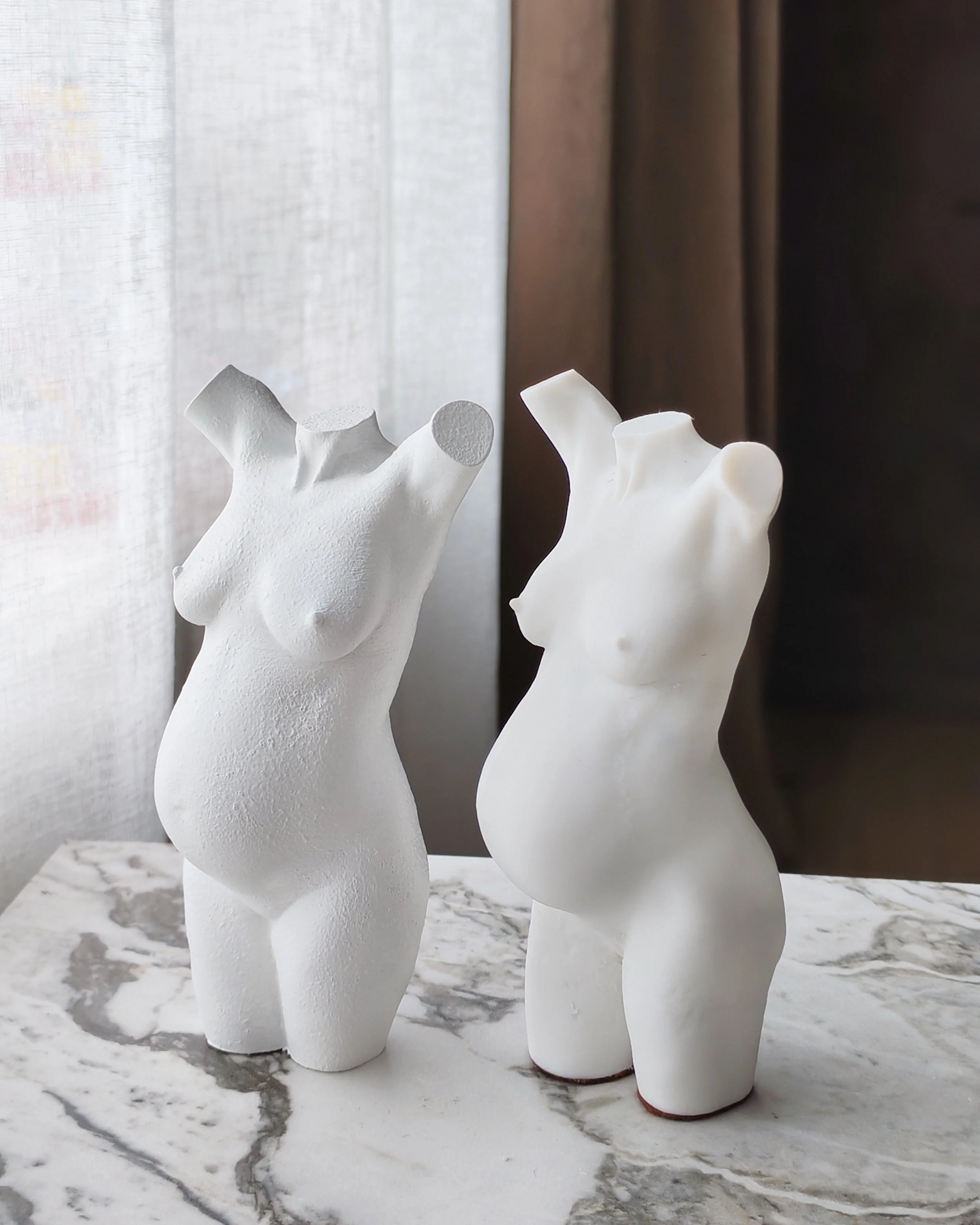 To ulike kvinnekropper, men i samme positur og finsih på gravidskulpturen fra Sculpt