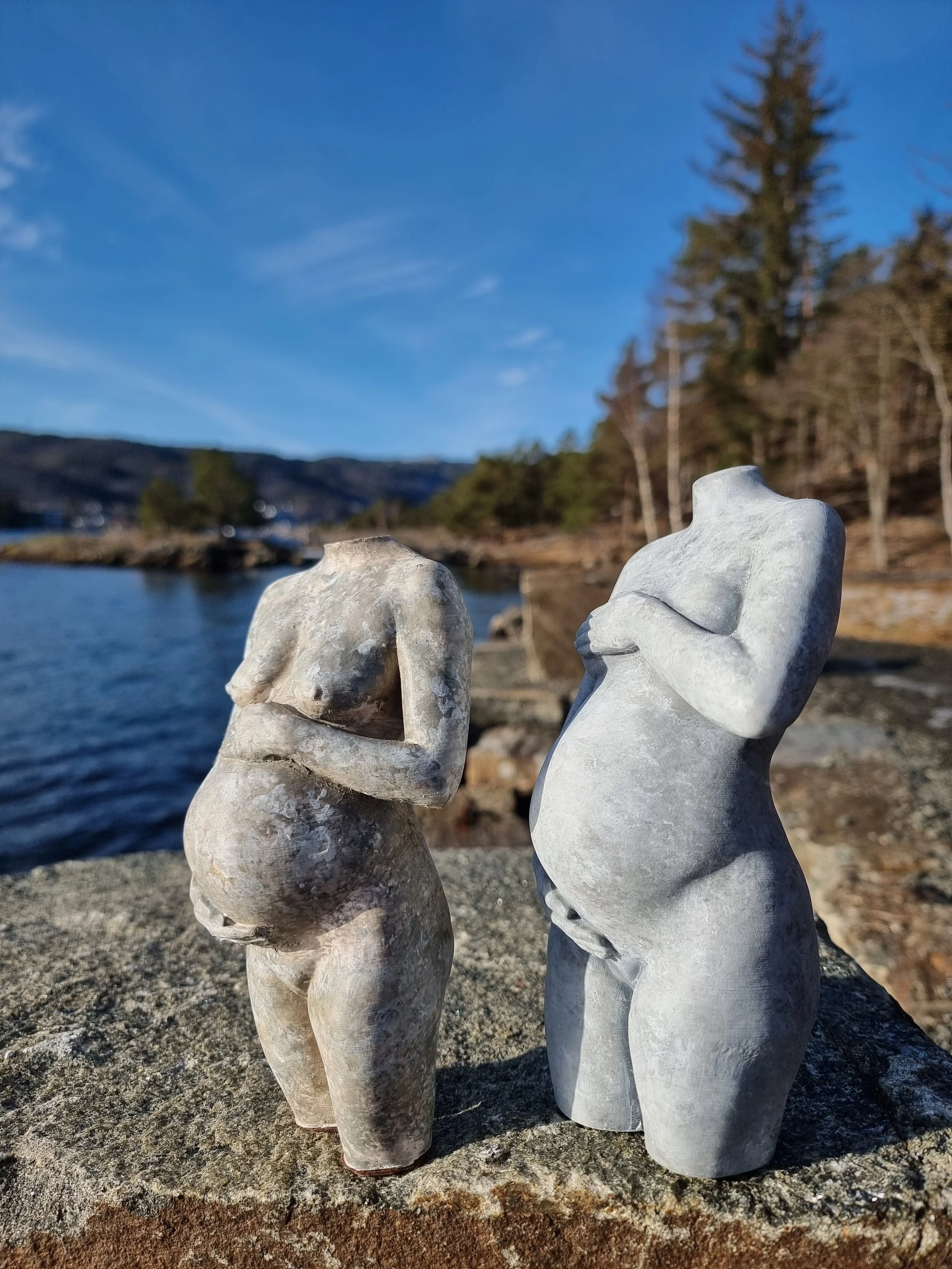 Personlig gravidskulptur i Sculpts egenutviklede signaturfinish med et naturtro uttrykk av stein. To ulike typer
