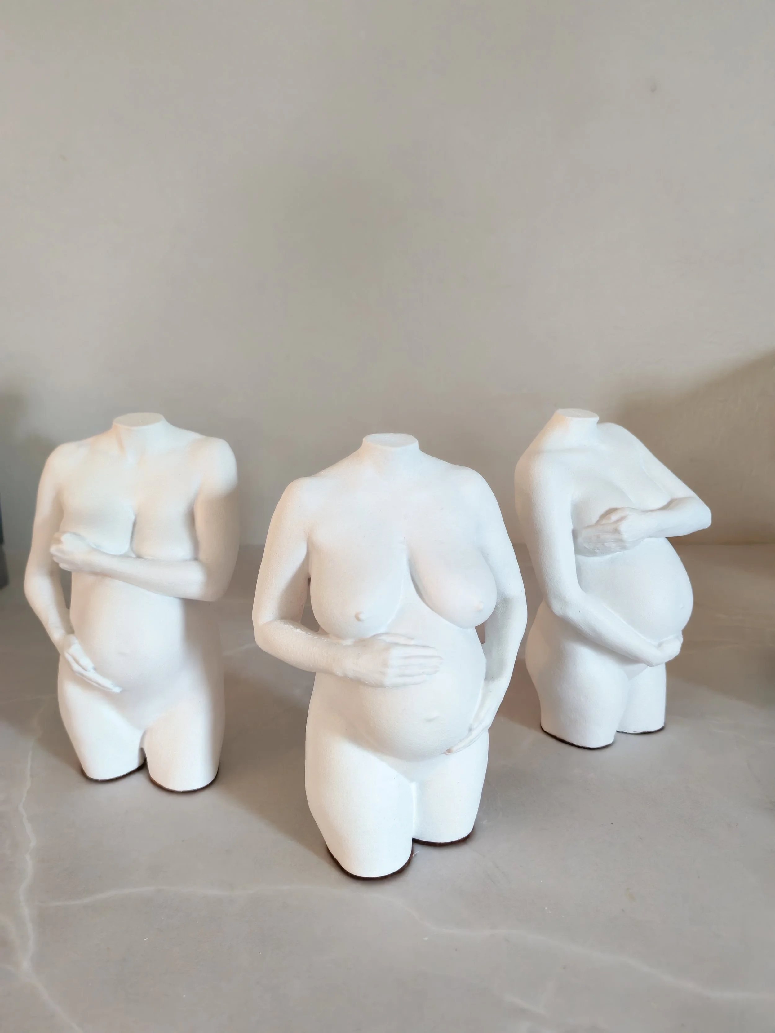 Ulike hvit matte 3D-gravidskulpturer av Sculpt