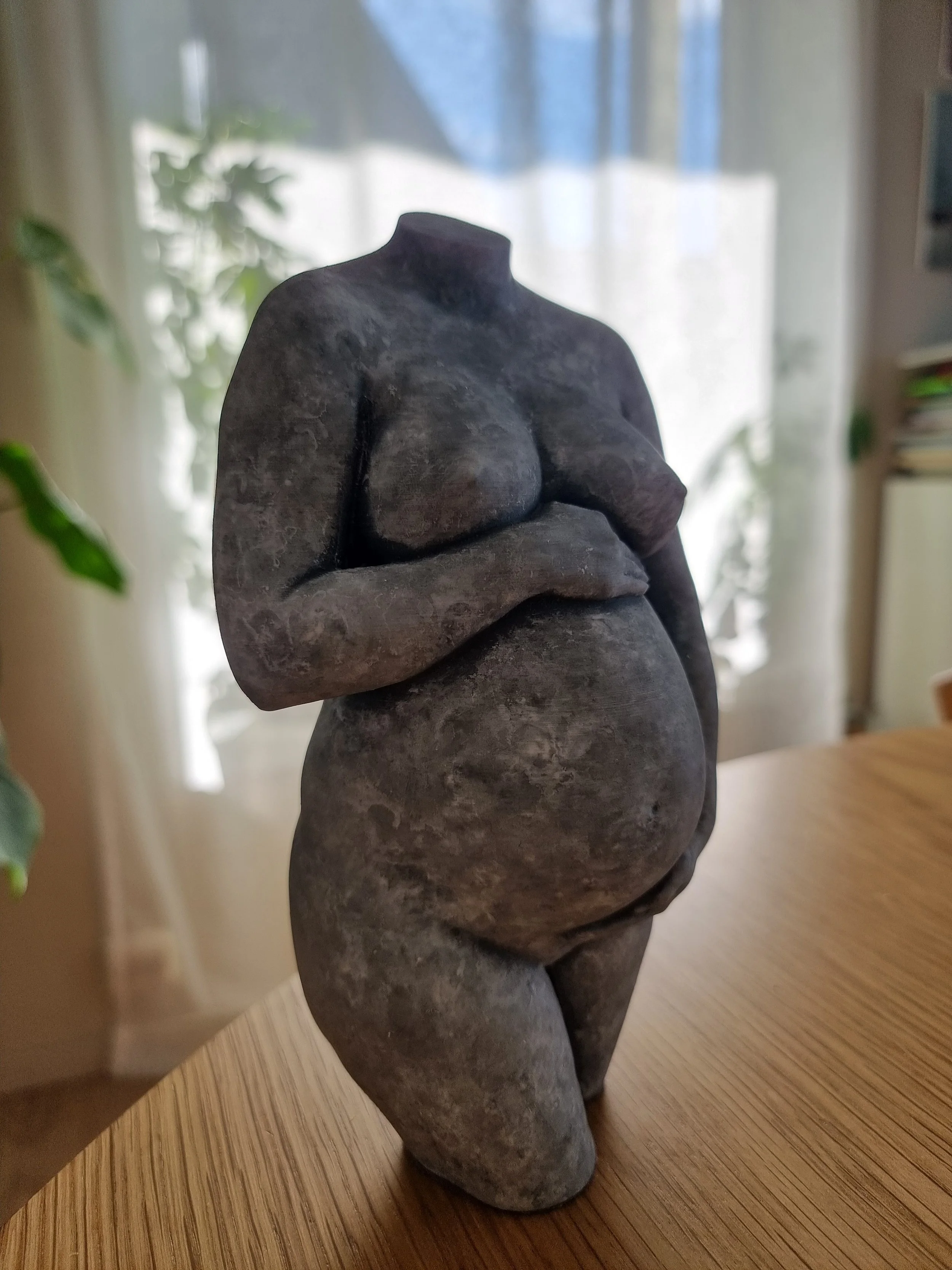 3D-skulptur av gravid kvinne med Sculpts signaturutførelse og håndbearbeidet steinfinish.