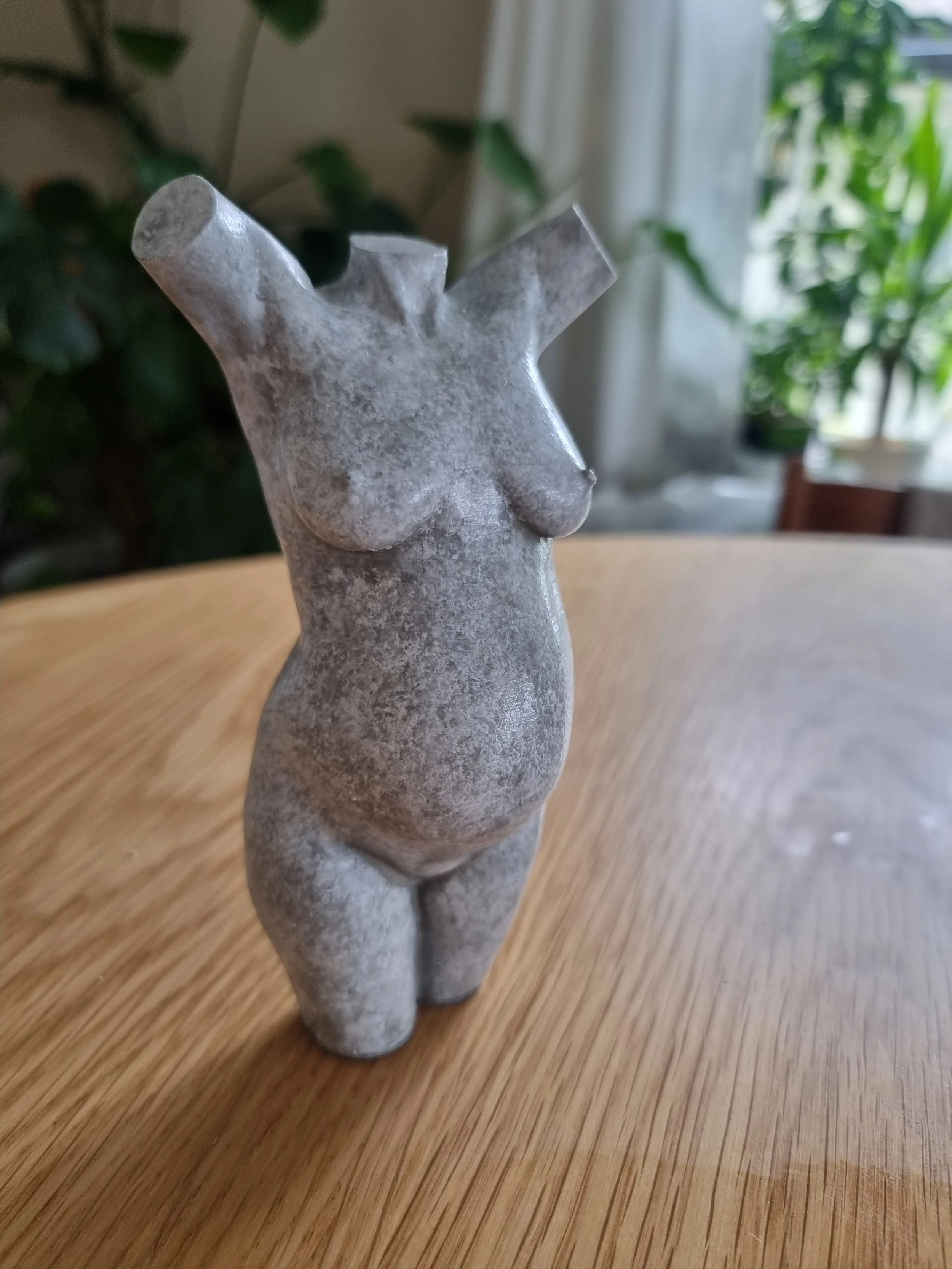 Steinutførelse på en 3D-gravidskulptur av Sculpt