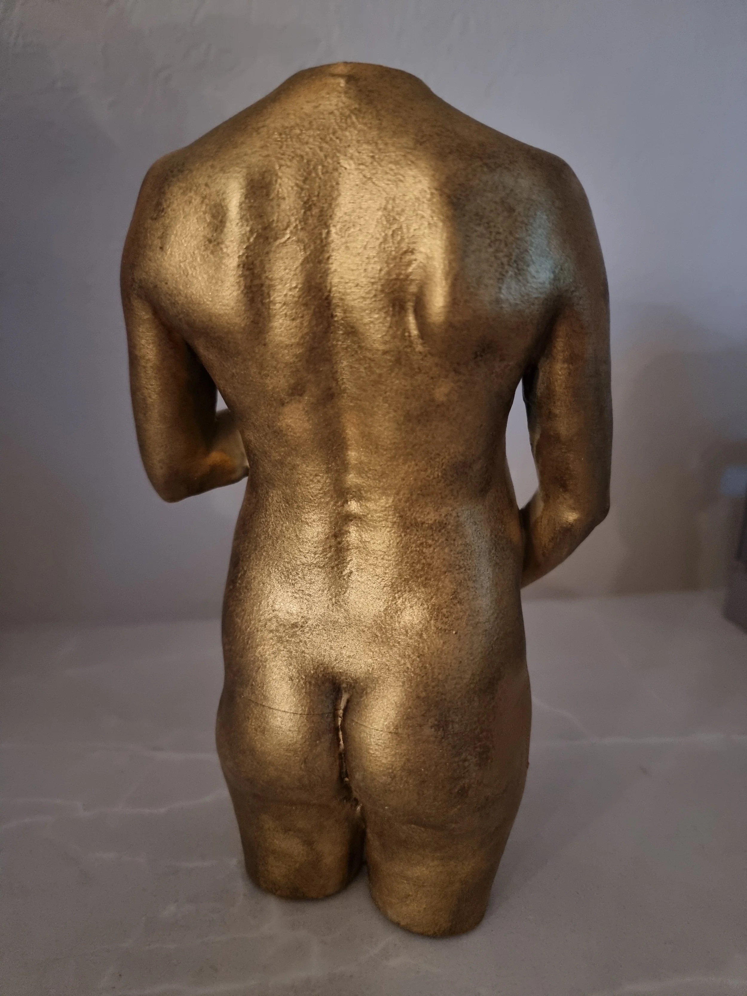Detaljbilde av personlig gravidskulptur av Sculpt i gult gull