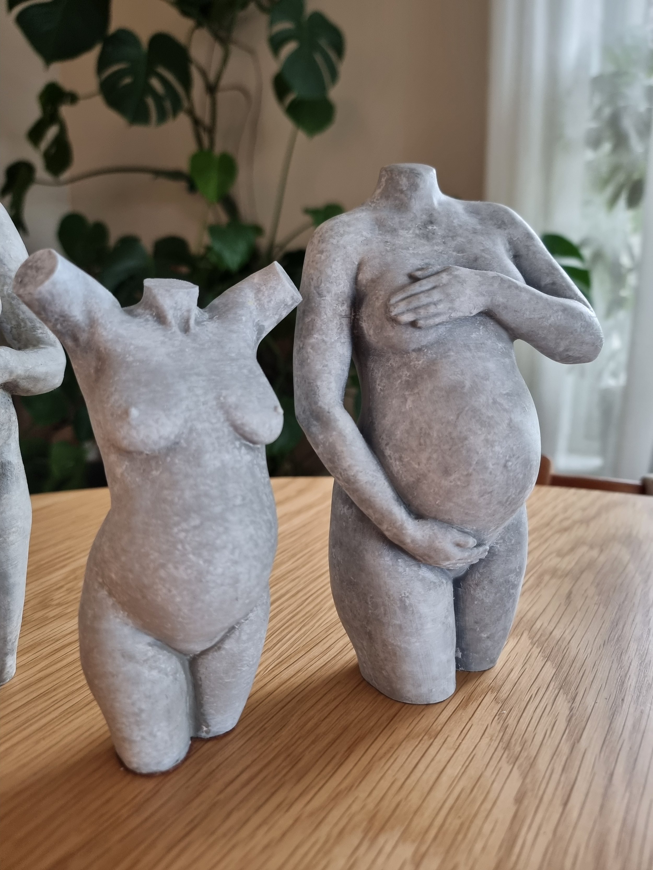 Personlig gravidskulptur i Sculpts signaturutførselse, stein, i ulike positurer