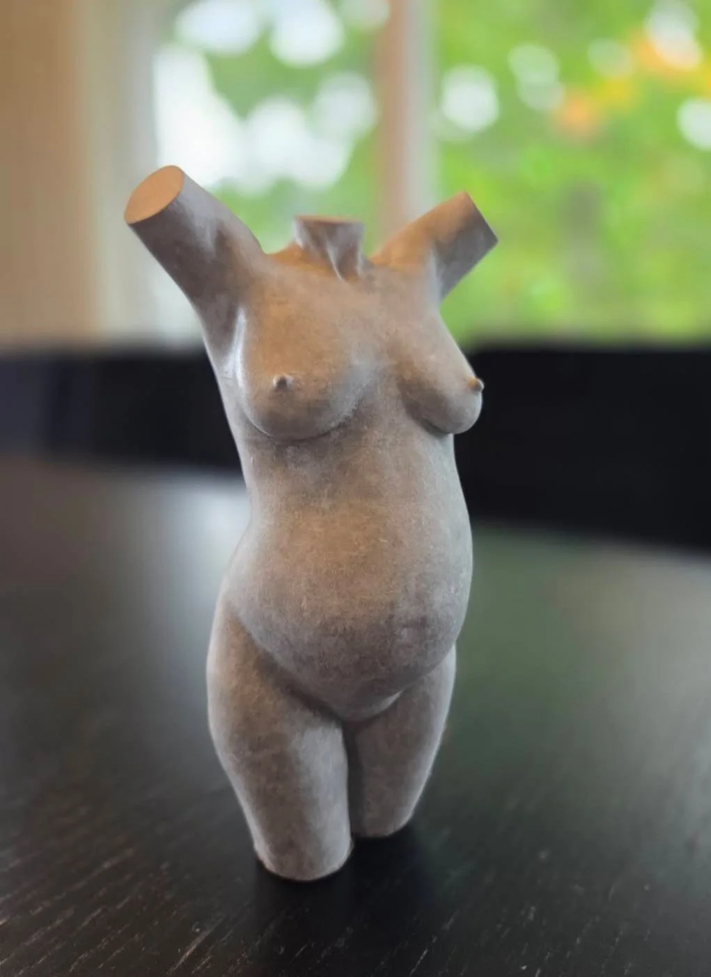 Håndmalt gravidskulptur med Sculpts karakteristiske signaturfinish og et skulpturelt steinuttrykk.