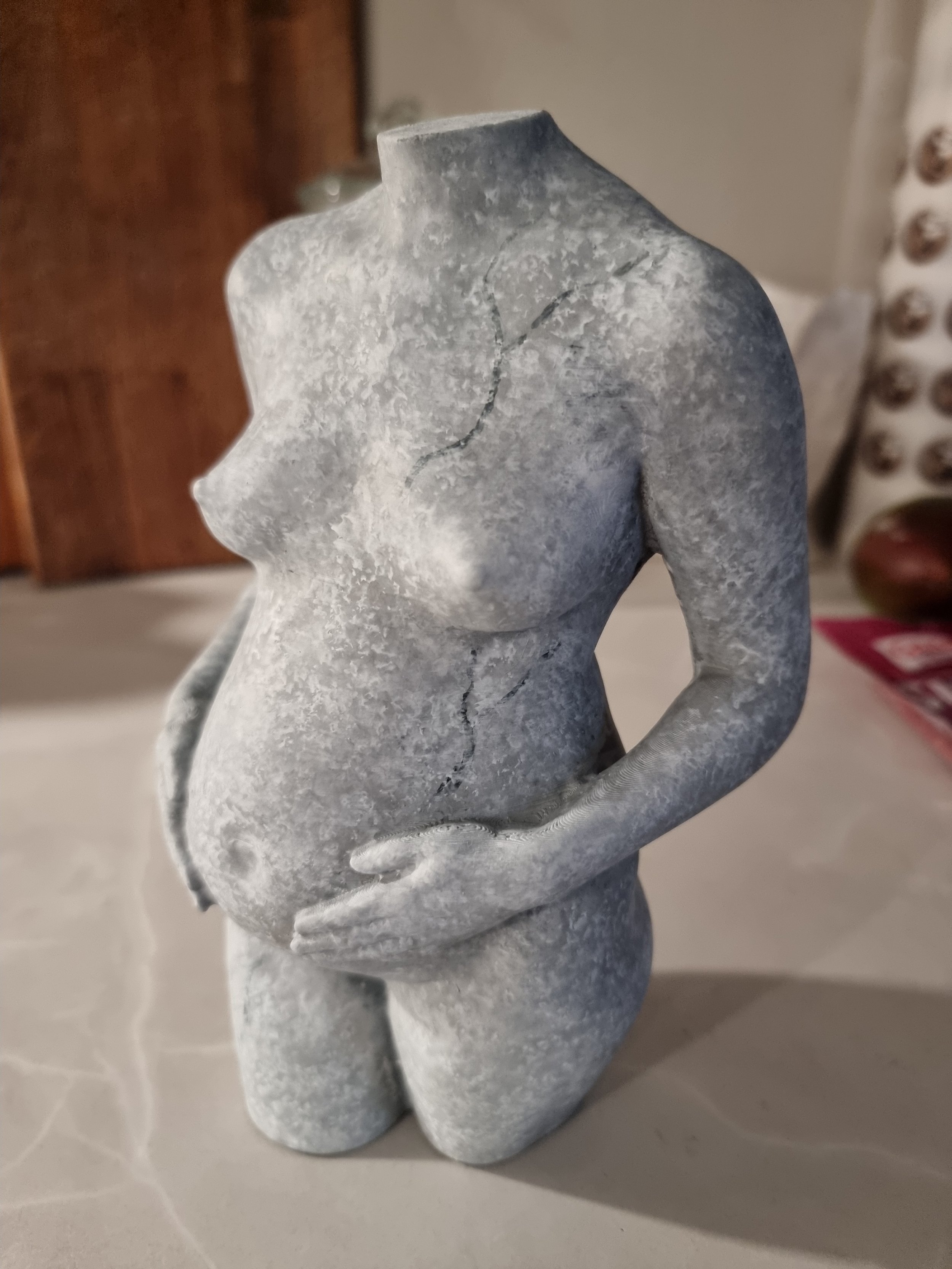 Gravidskulptur med Sculpts signaturutførelse i grå marmorutførelse, skapt etter kvinnens egen kropp og ønsker.