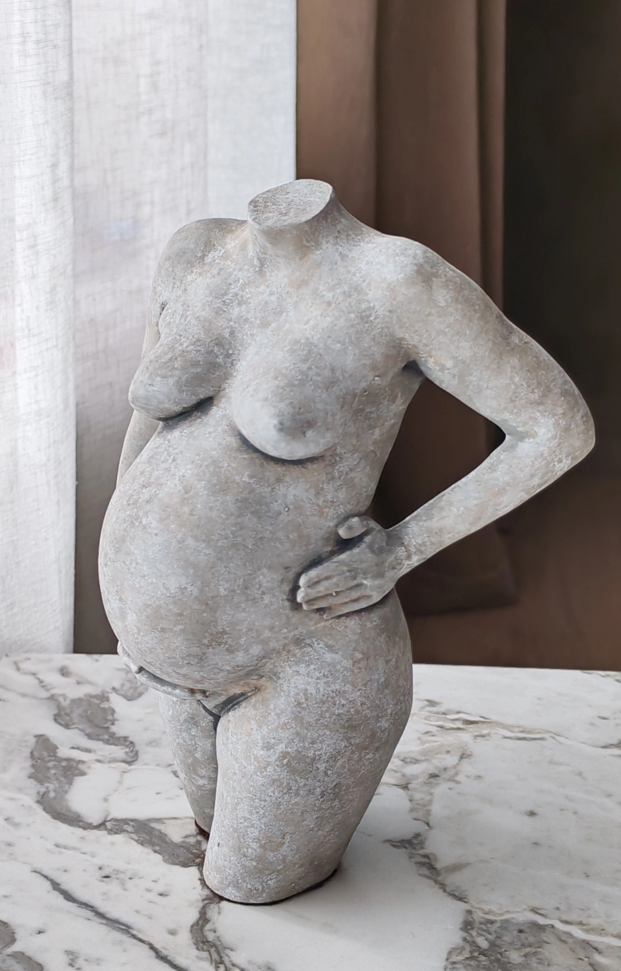 Gravidskulptur i Sculpts signaturfinish, et personlig kunstverk med uttrykk inspirert av stein.