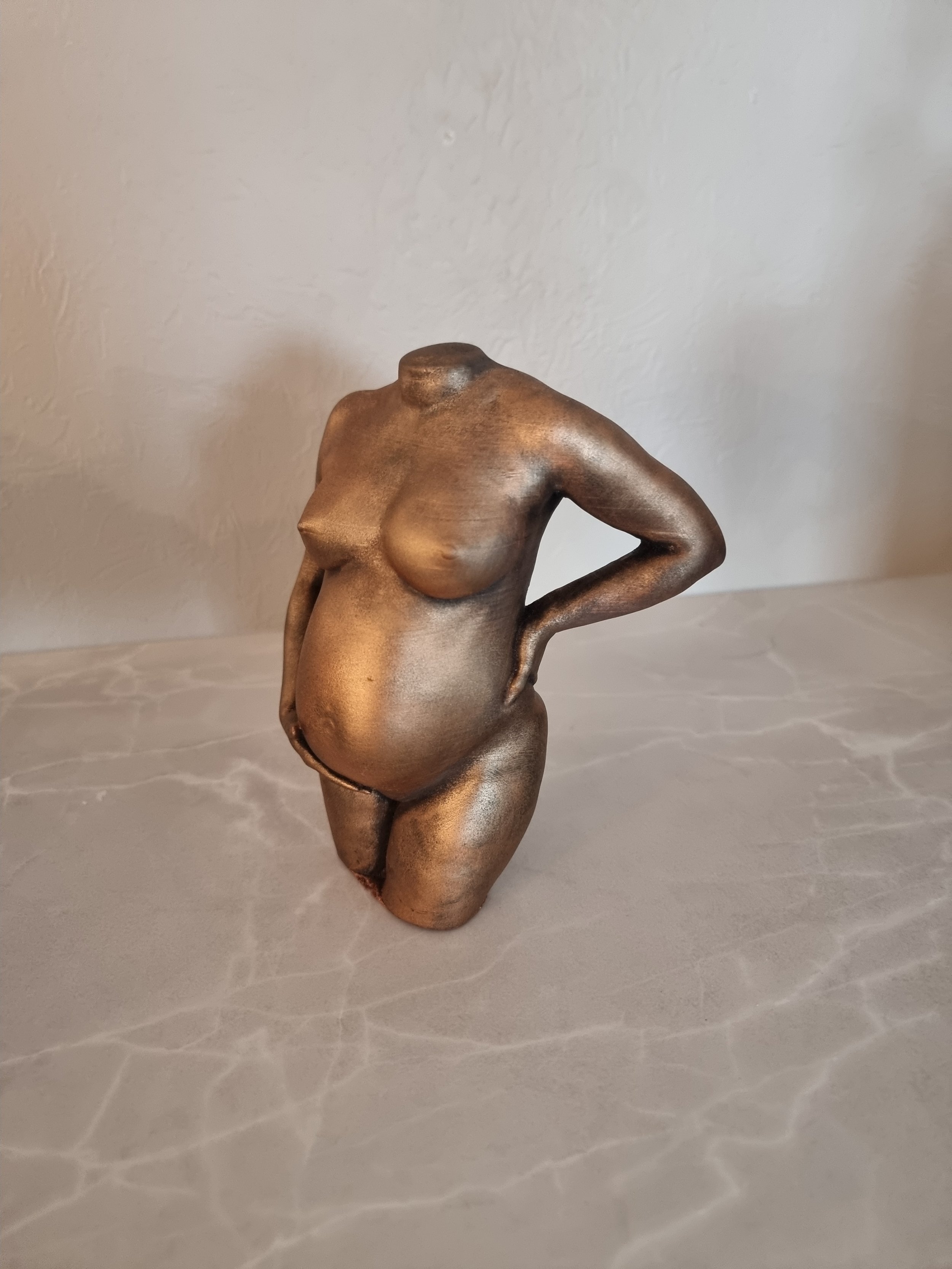 Håndmalt gravidskulptur i metallisk bronsefinish av Sculpt