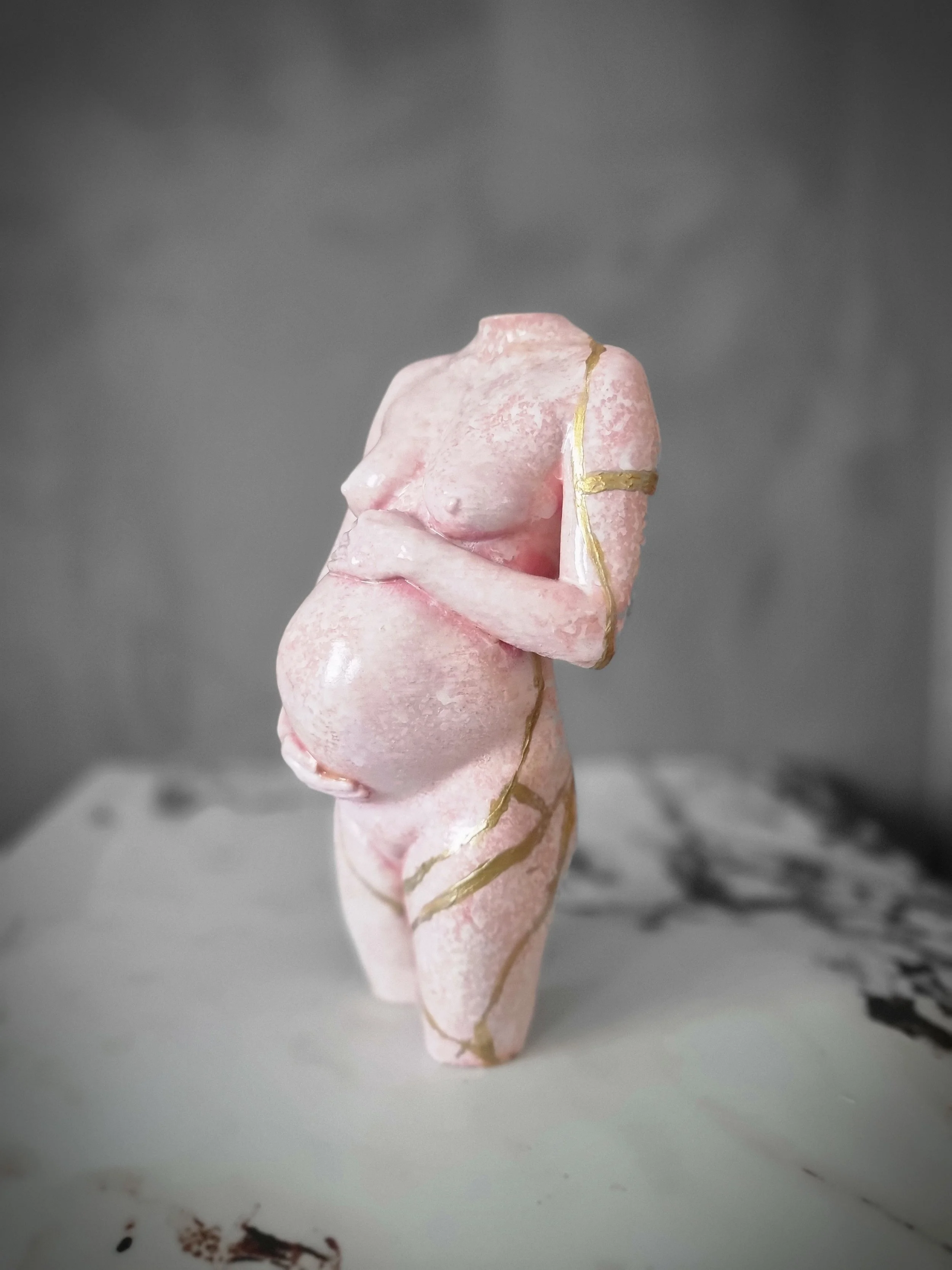 Gravidskulptur med kintsugiutførelse, en kinesisk kunstform der knust porselen limes sammen med gull med dyp symbolikk - av Sculpt