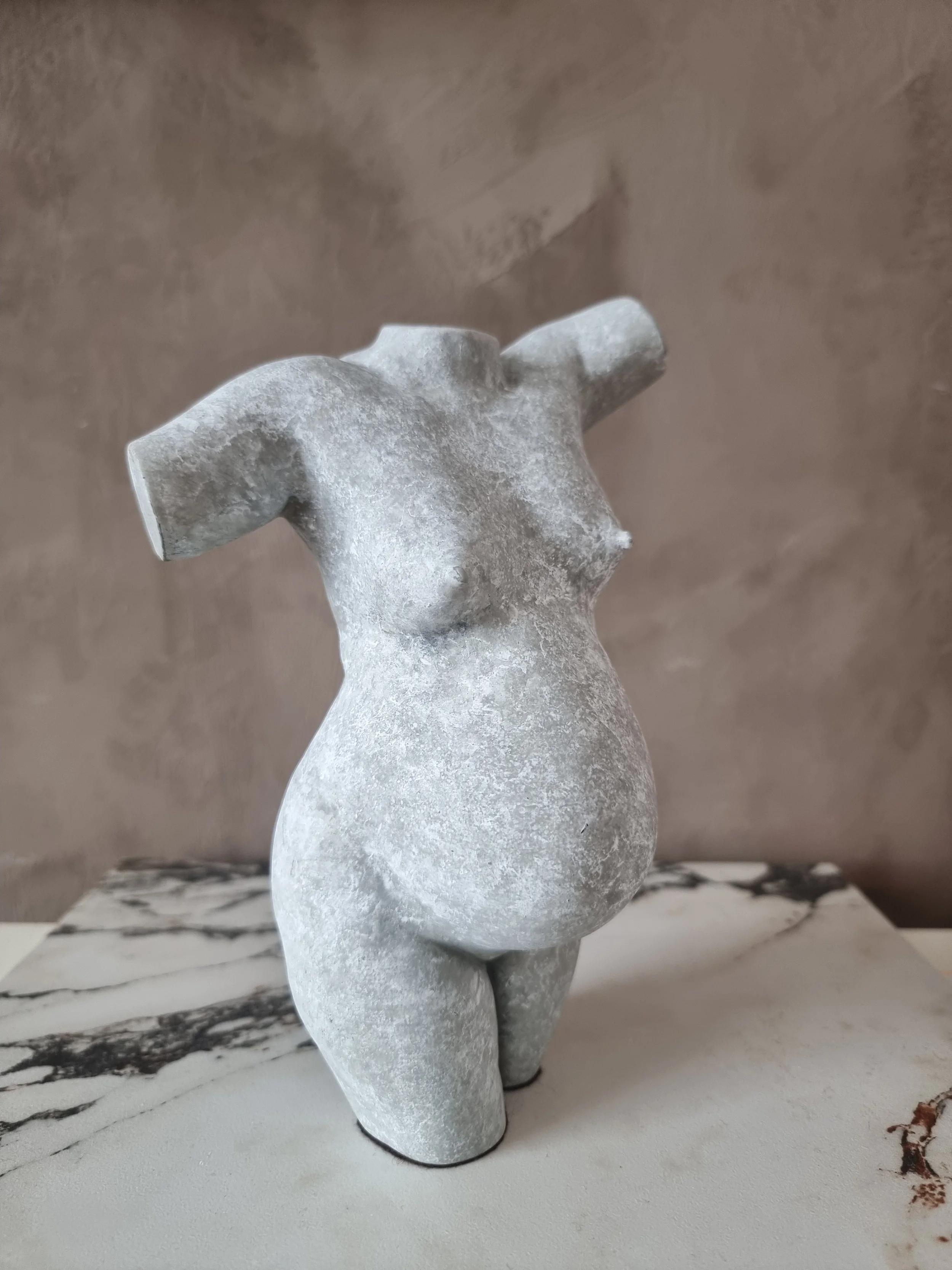 Personlig gravidskulptur med signaturfinish fra Sculpt, et minne fra graviditeten bevart som kunst.