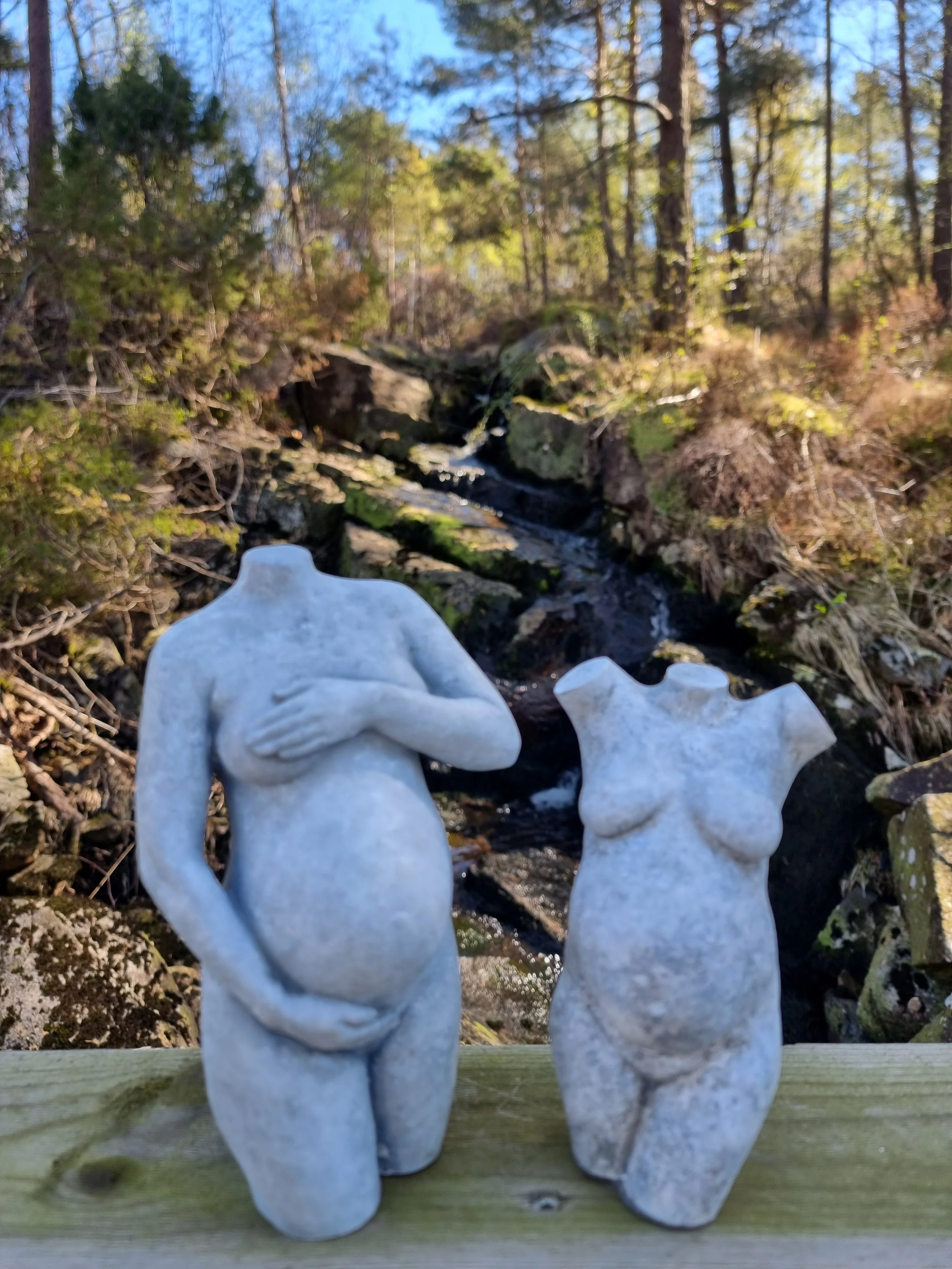 Håndmalt gravidskulpturer med Sculpts karakteristiske signaturfinish og et skulpturelt steinuttrykk.
