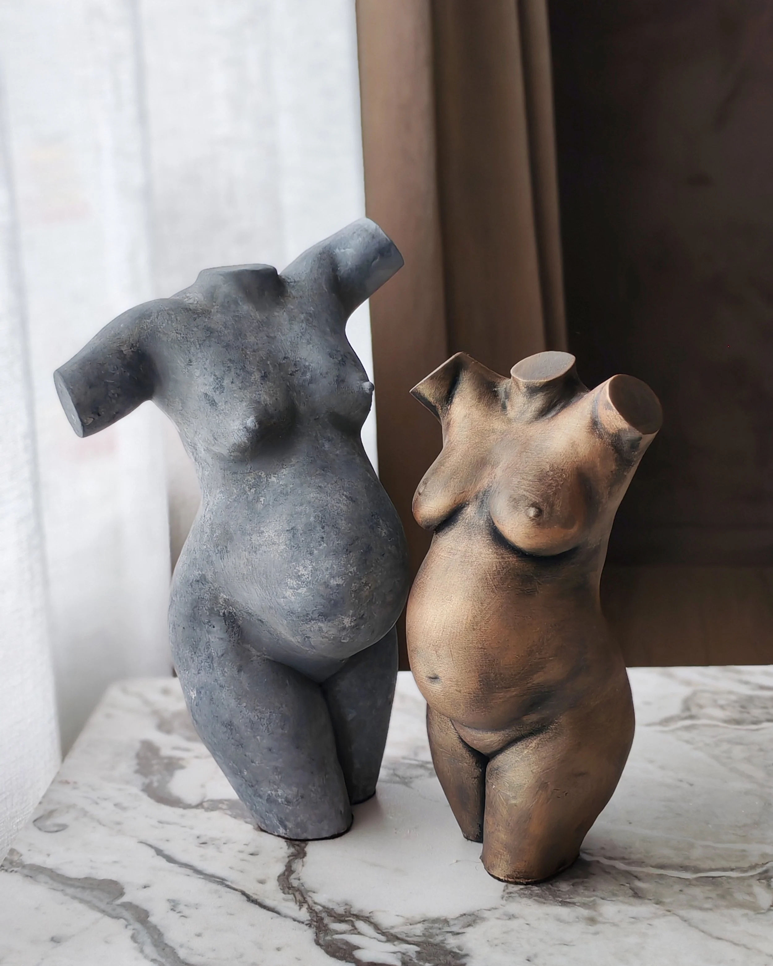 Personlig gravidskulptur med signaturfinish fra Sculpt, i steinutførelse, og i bronseutførelse, et minne fra graviditeten bevart som kunst.
