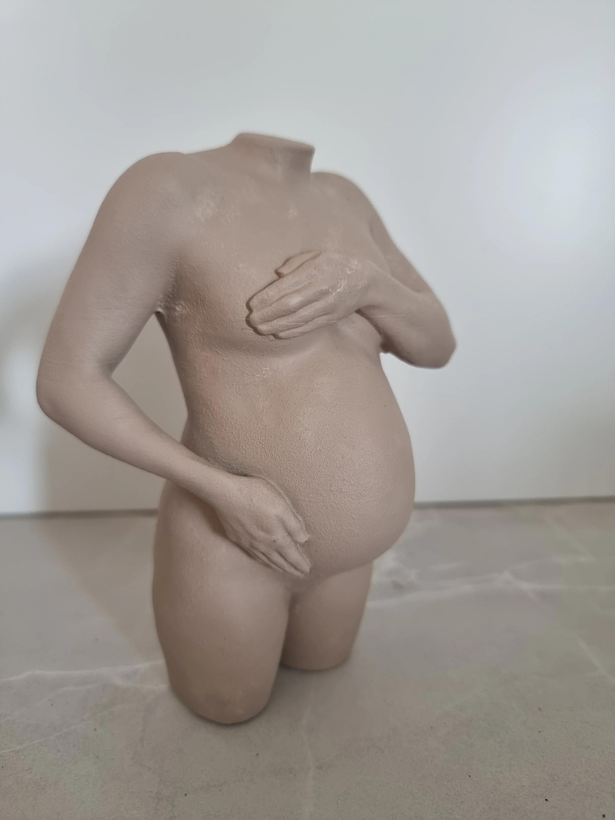 Personlig kunstverk av gravidmage i nude mørkere nyanse