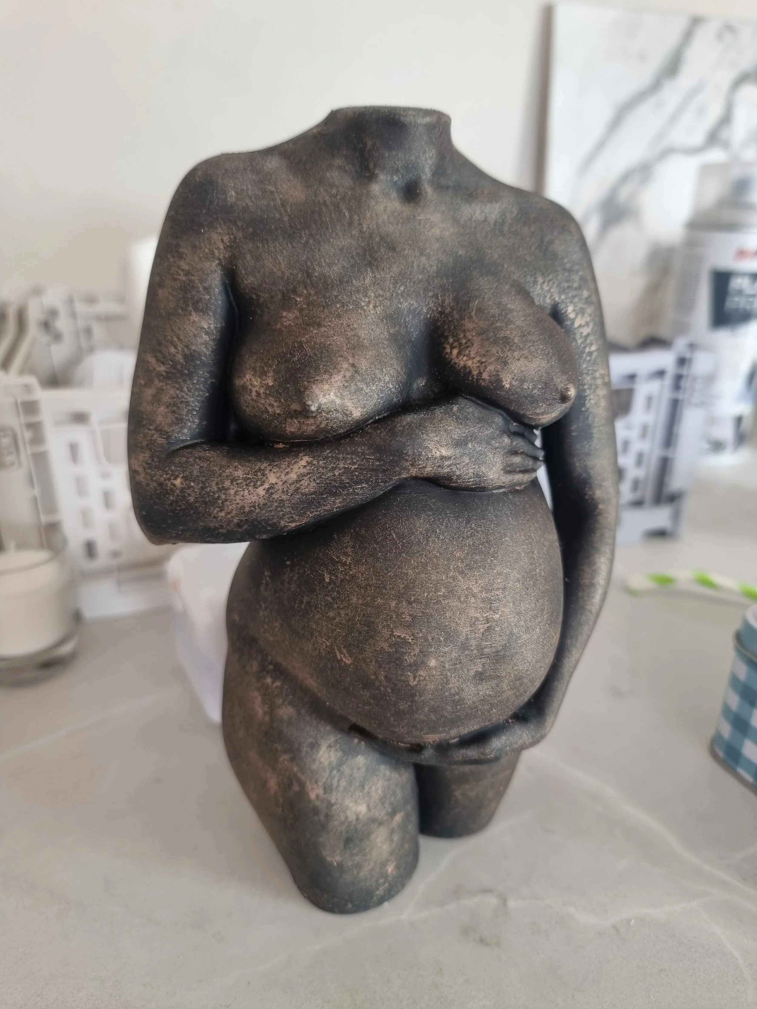 Personlig gravidskulptur i matt bronsefarget finish av Sculpt
