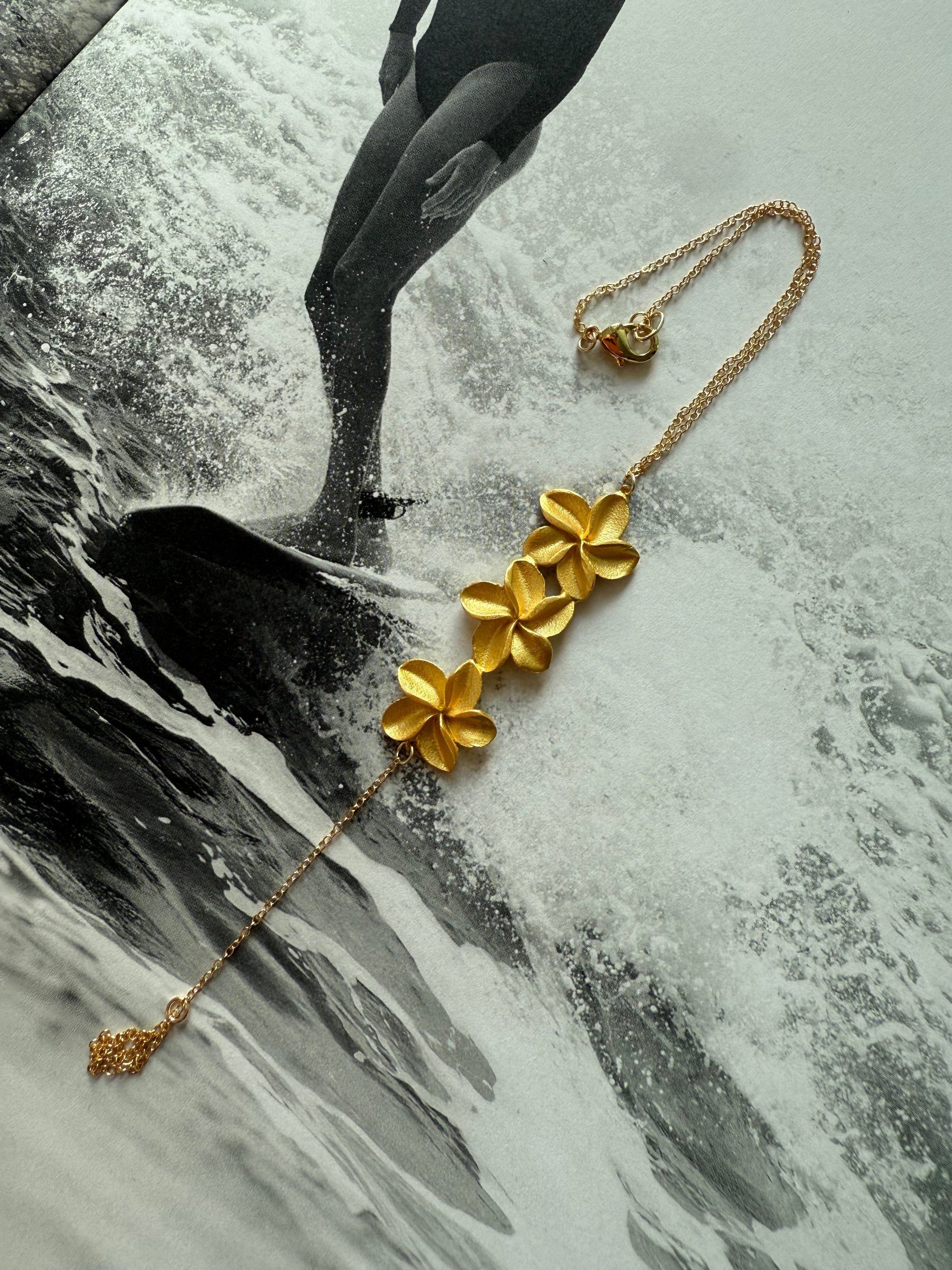 PLUMERIA HANDCHAIN