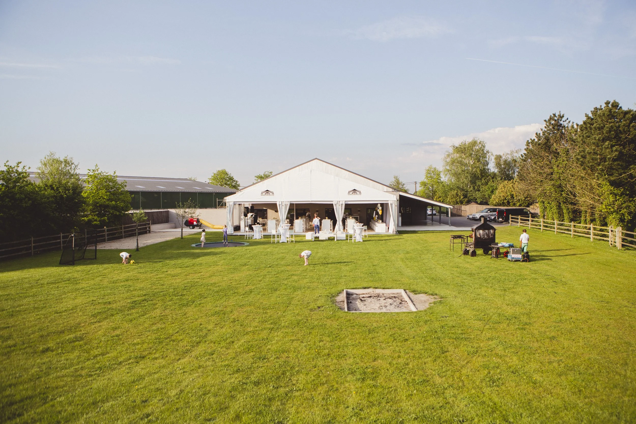 009 met feesttent.jpg