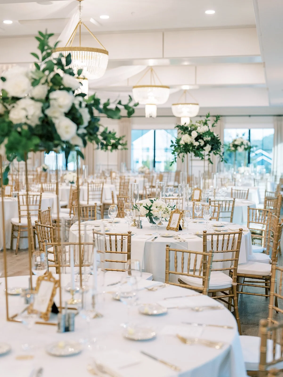 Signatures bayside White and green flowers