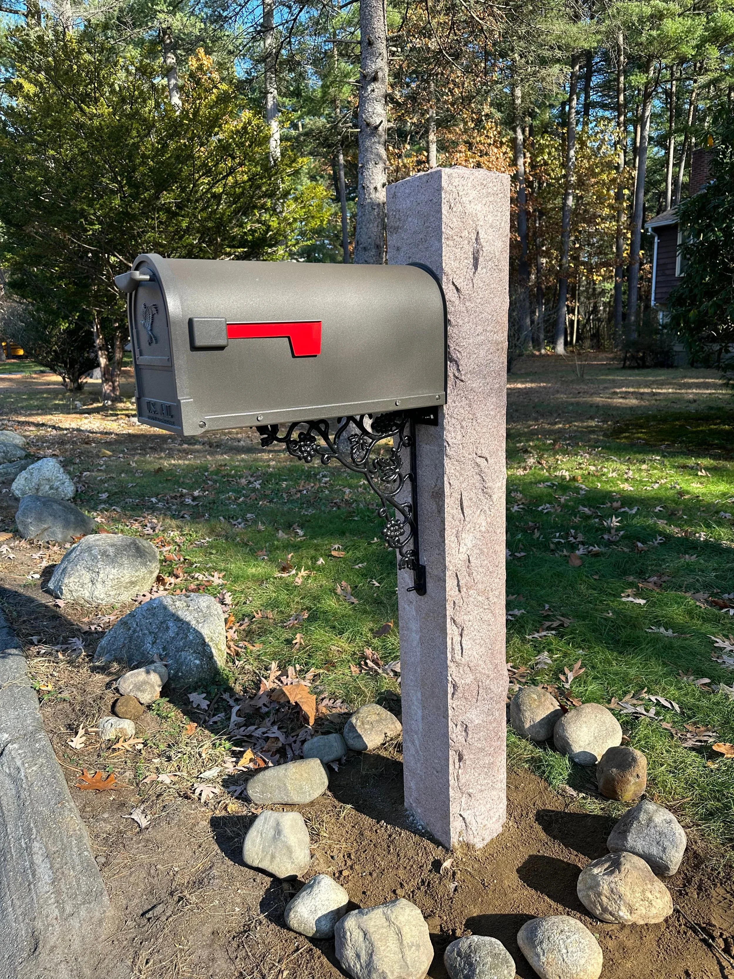 granite post, natural top, green mailbox, black bracket