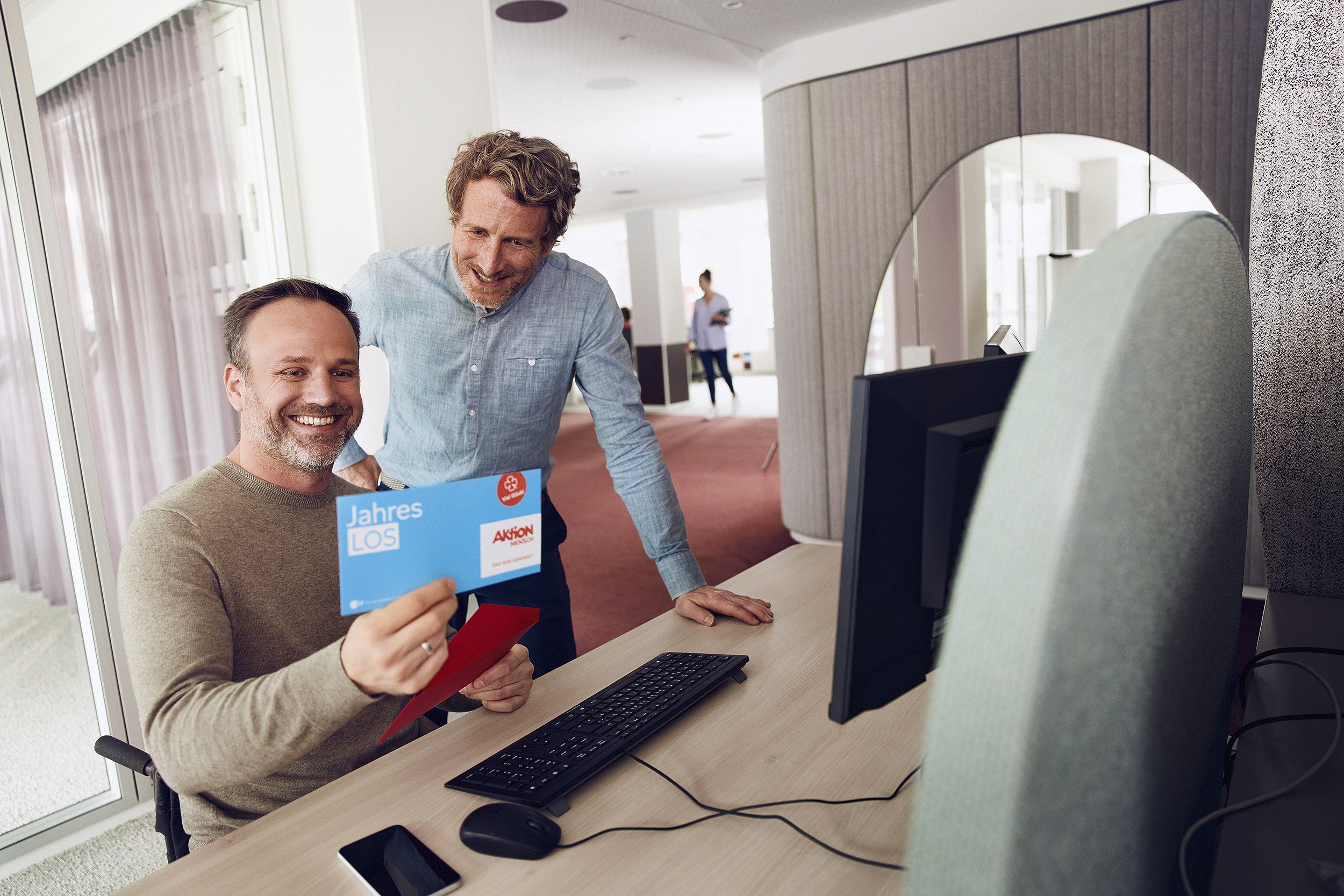aumiller-aktion-mensch-kollegen-office-.jpg