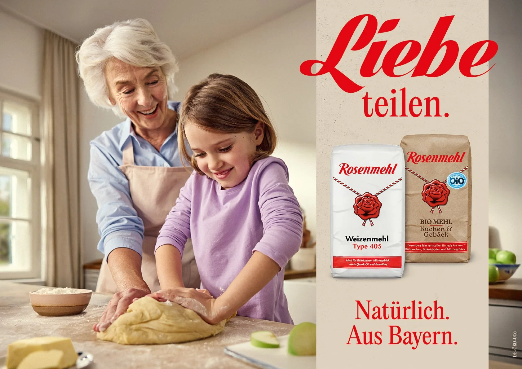 Eine ältere Frau und ein junges Mädchen backen gemeinsam in der Küche. Sie kneten Teig auf einem Tisch, es ist eine freundliche, helle Küchenumgebung.