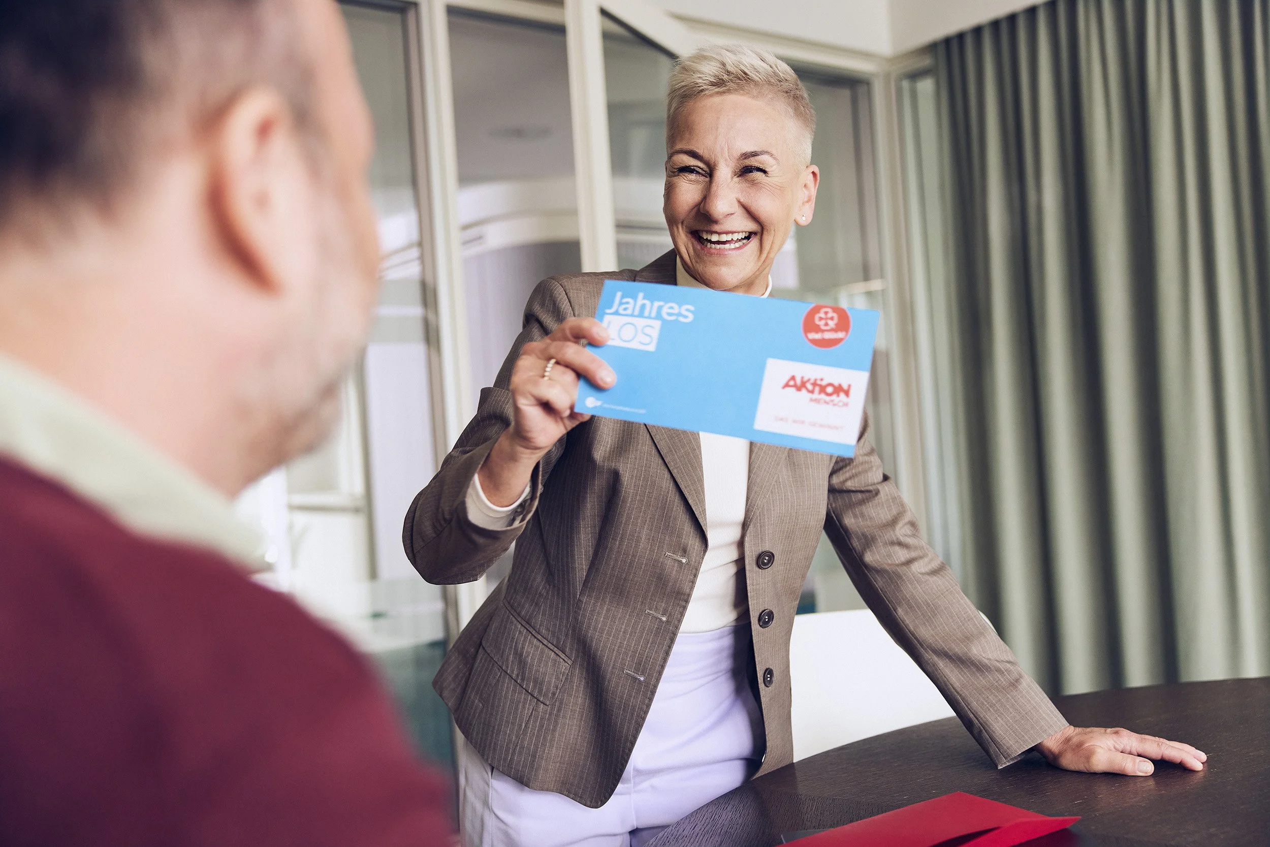 aumiller-aktion-mensch-aeltere-frau-office.jpg