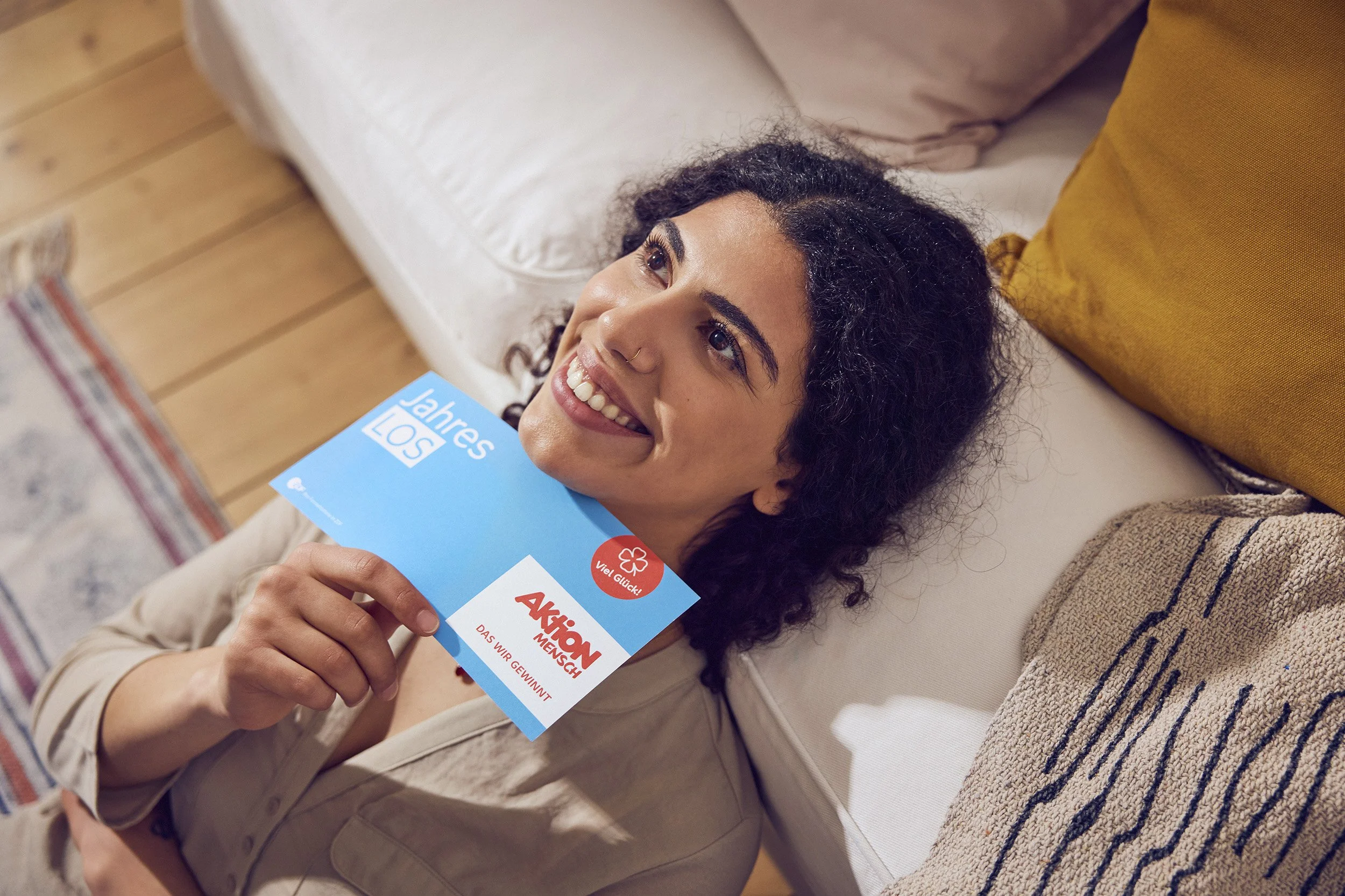 aumiller-aktion-mensch-frau-glückluch-portrait-zuhause.jpg