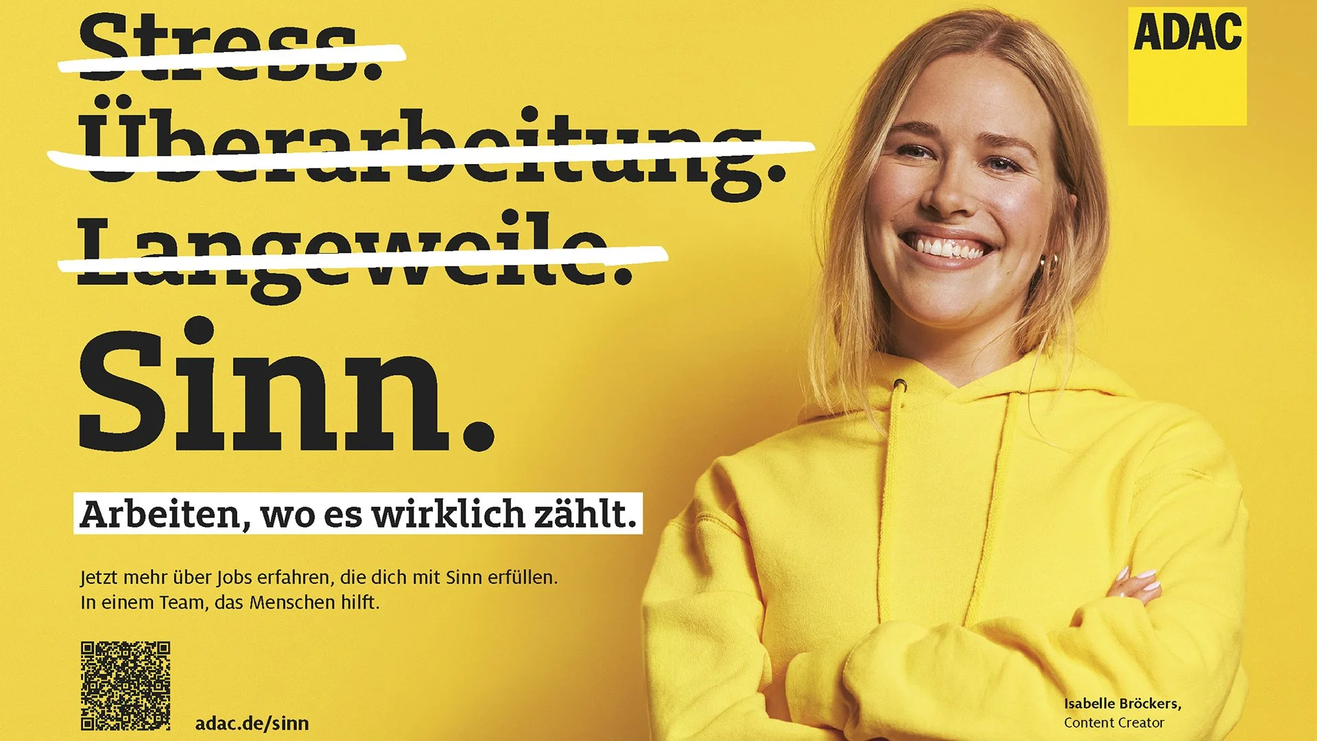 Ein junges Mädchen in gelbem Hoodie vor einem gelben Hintergrund, lächelnd mit verschränkten Armen, neben deutschen Texten über sinnvolles Arbeiten bei ADAC, QR-Code und Link.